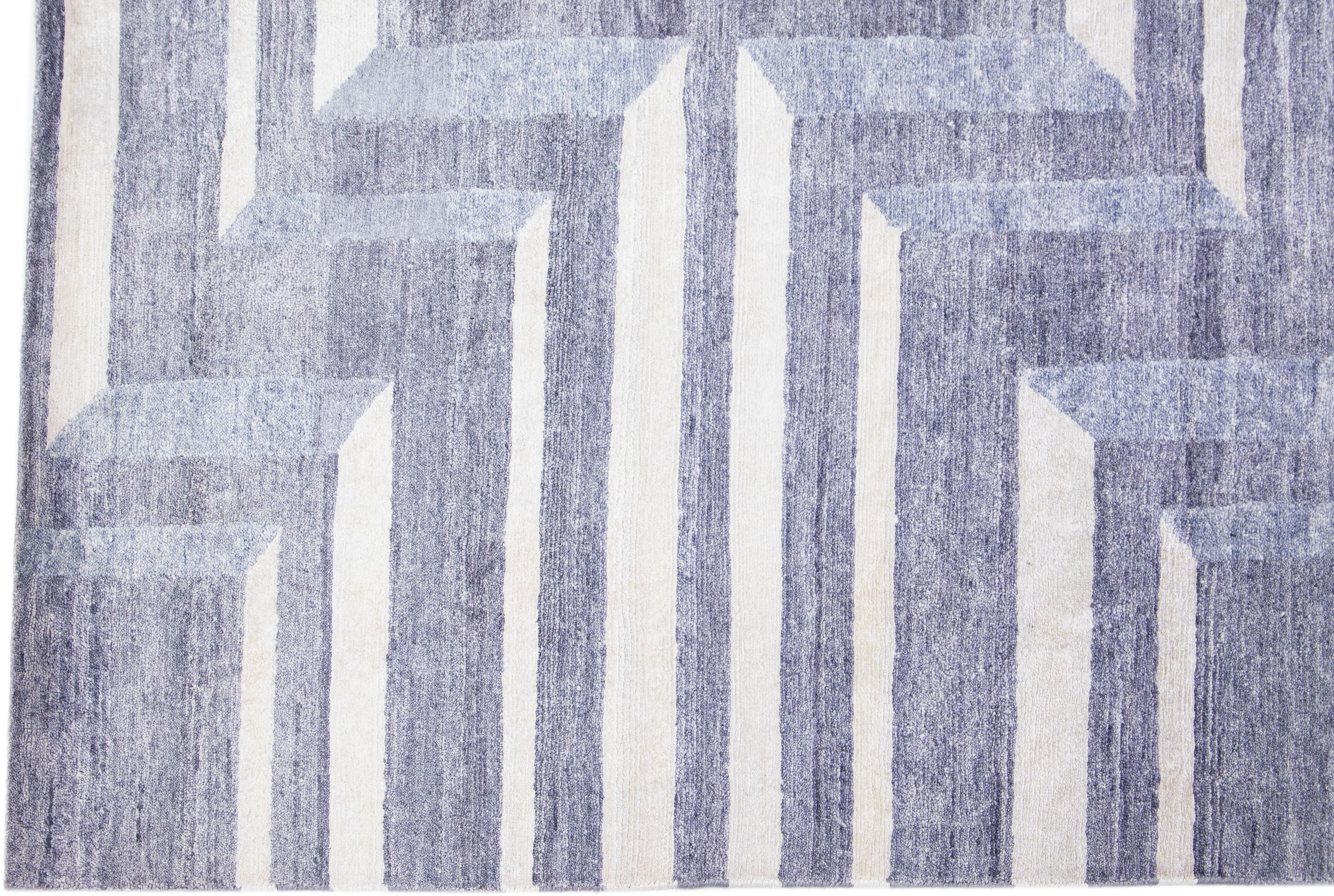 Handgefertigter moderner Teppich aus Wolle und Seide mit grauem, geometrischem Design (Handgeknüpft) im Angebot