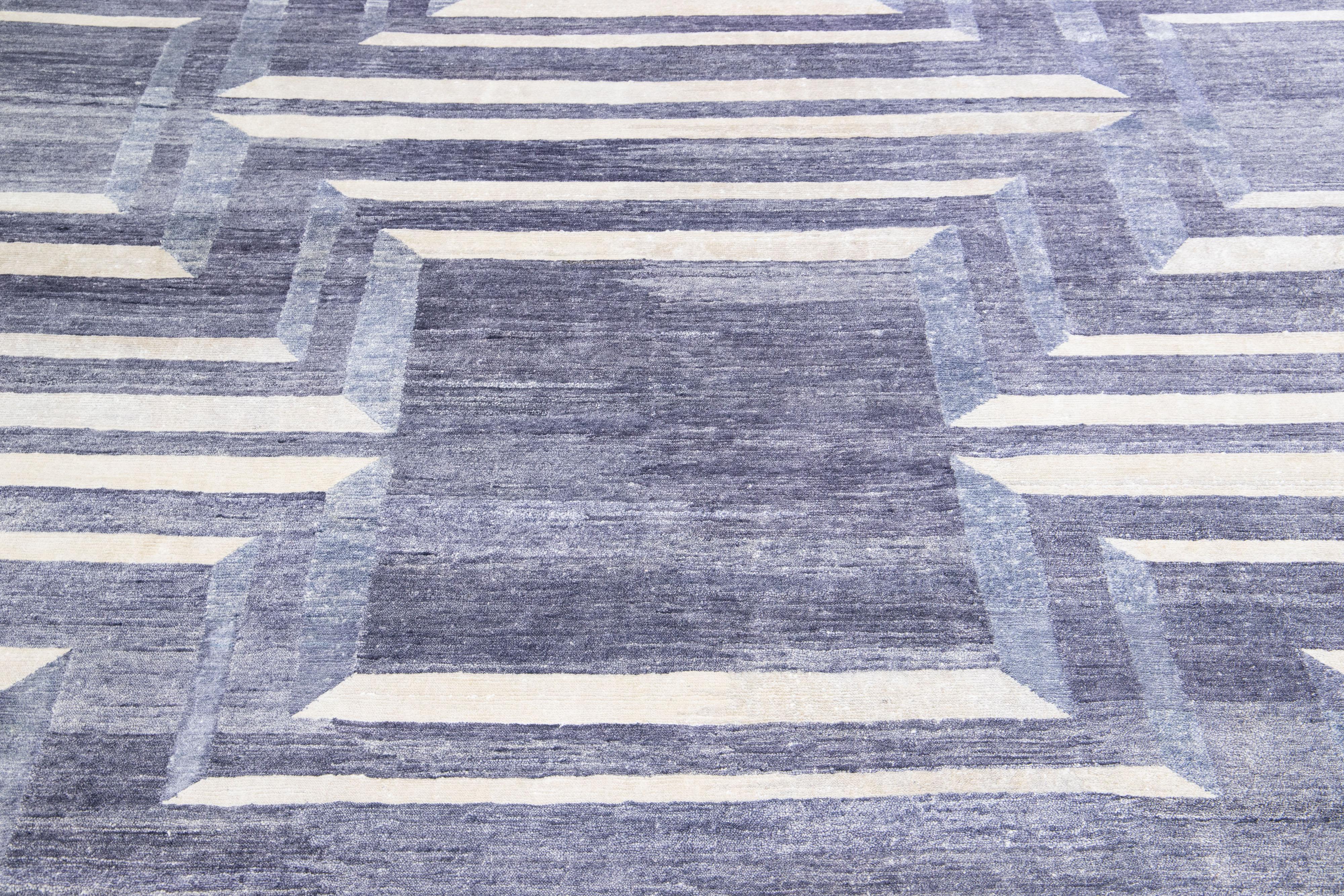 Handgefertigter moderner Teppich aus Wolle und Seide mit grauem, geometrischem Design im Zustand „Neu“ im Angebot in Norwalk, CT