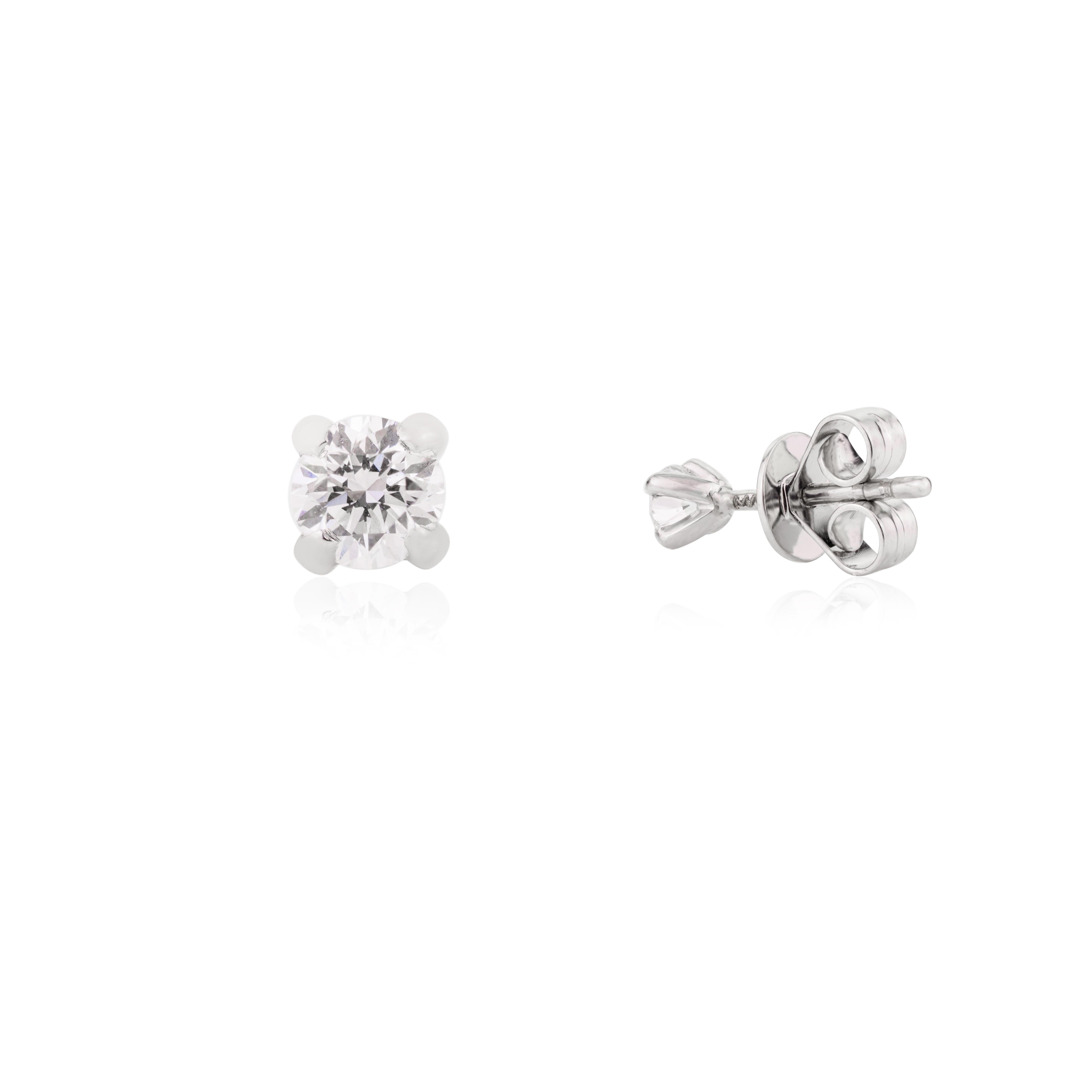Orecchini con Single Stone di Moissanite realizzati a mano in oro bianco massiccio 18 carati. Avrai bisogno di questi orecchini a perno per fare un figurone con il tuo look. Questi orecchini con perno in moissanite creano un look scintillante e