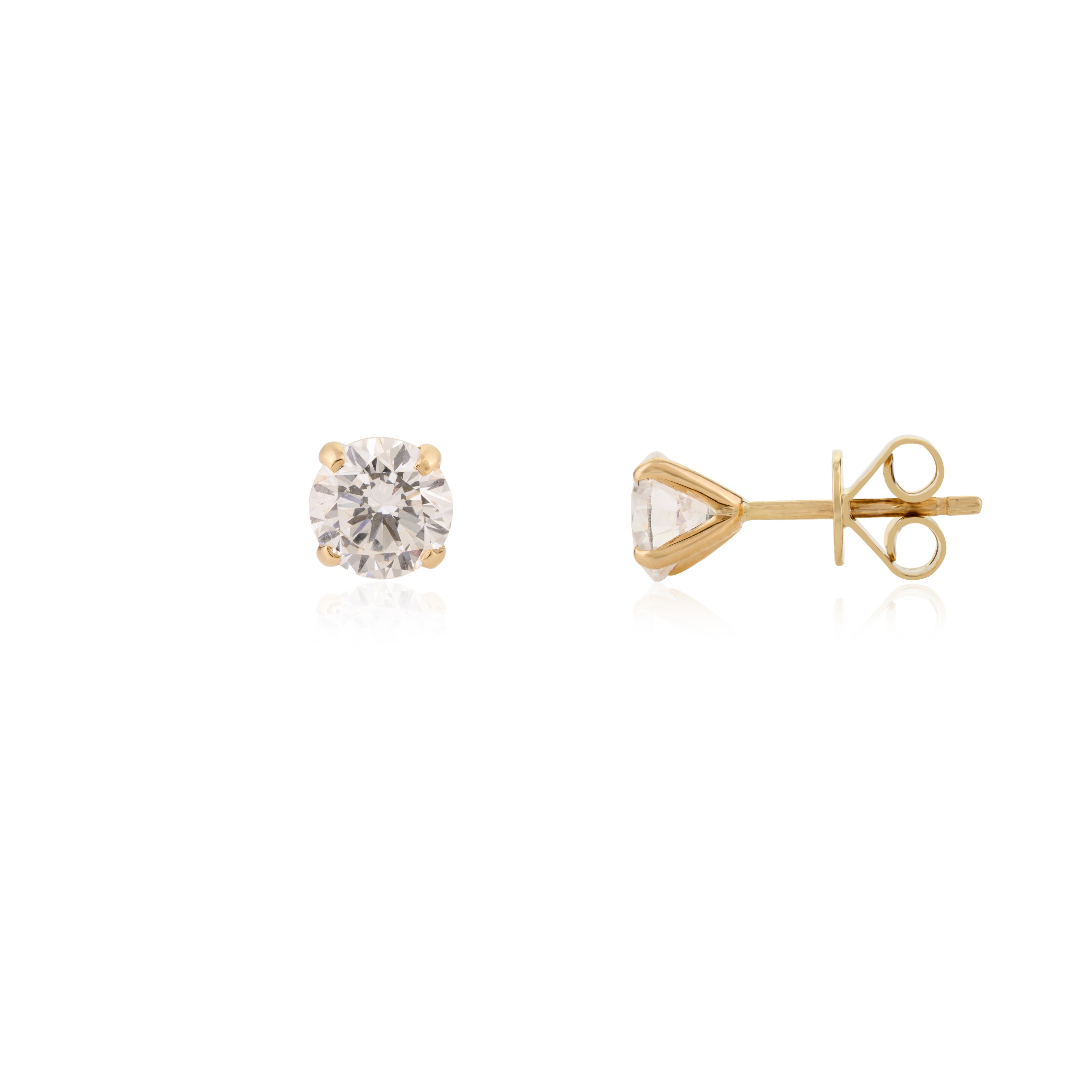 Boucles d'oreilles solitaires en Moissanite faites à la main en or jaune massif 18k. Vous aurez besoin de ces boucles d'oreilles pour vous démarquer dans votre look. Ces boucles d'oreilles en moissanite créent un look étincelant et luxueux avec