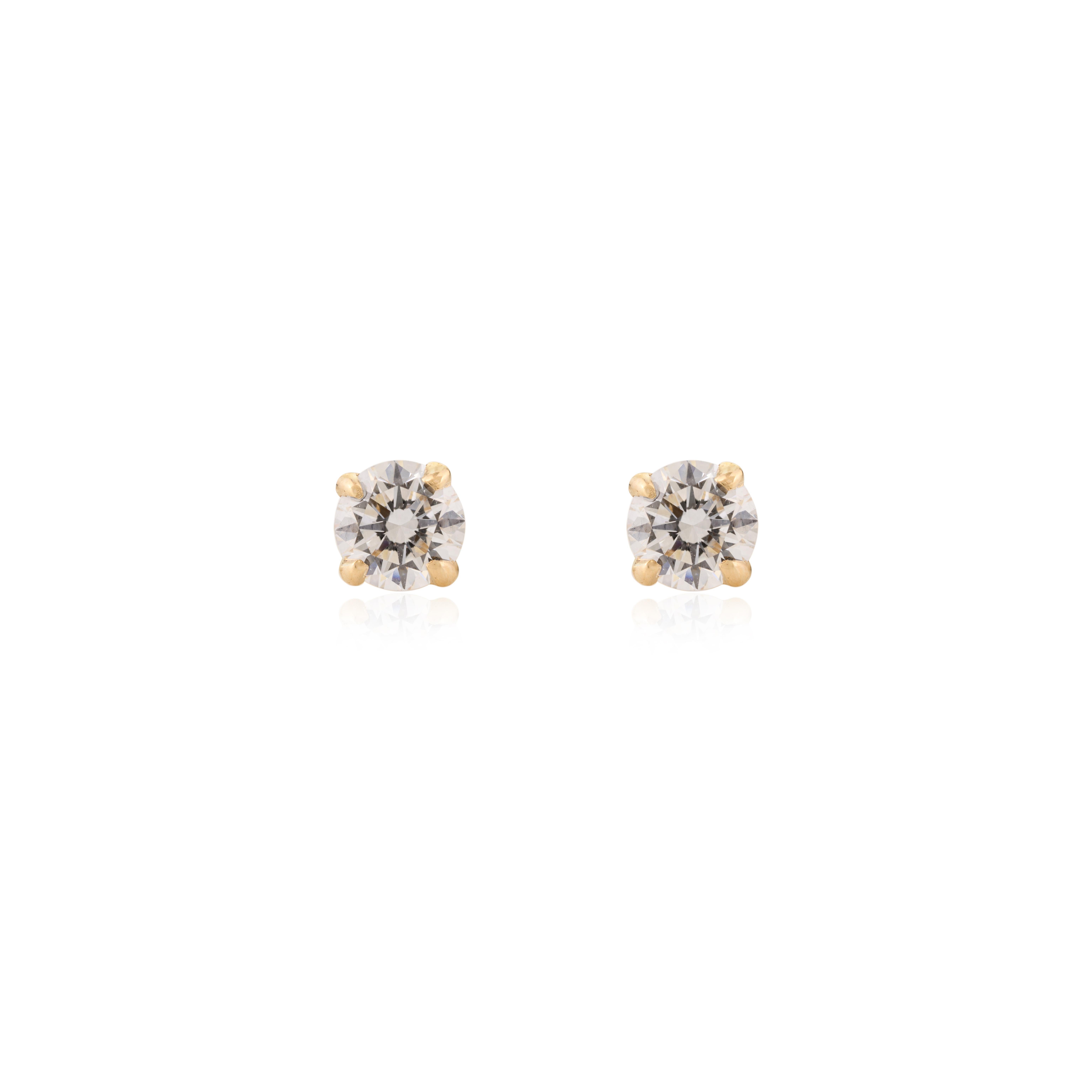 Art déco Clous d'oreilles solitaires Moissanite faits à la main en or jaune massif 18 carats en vente