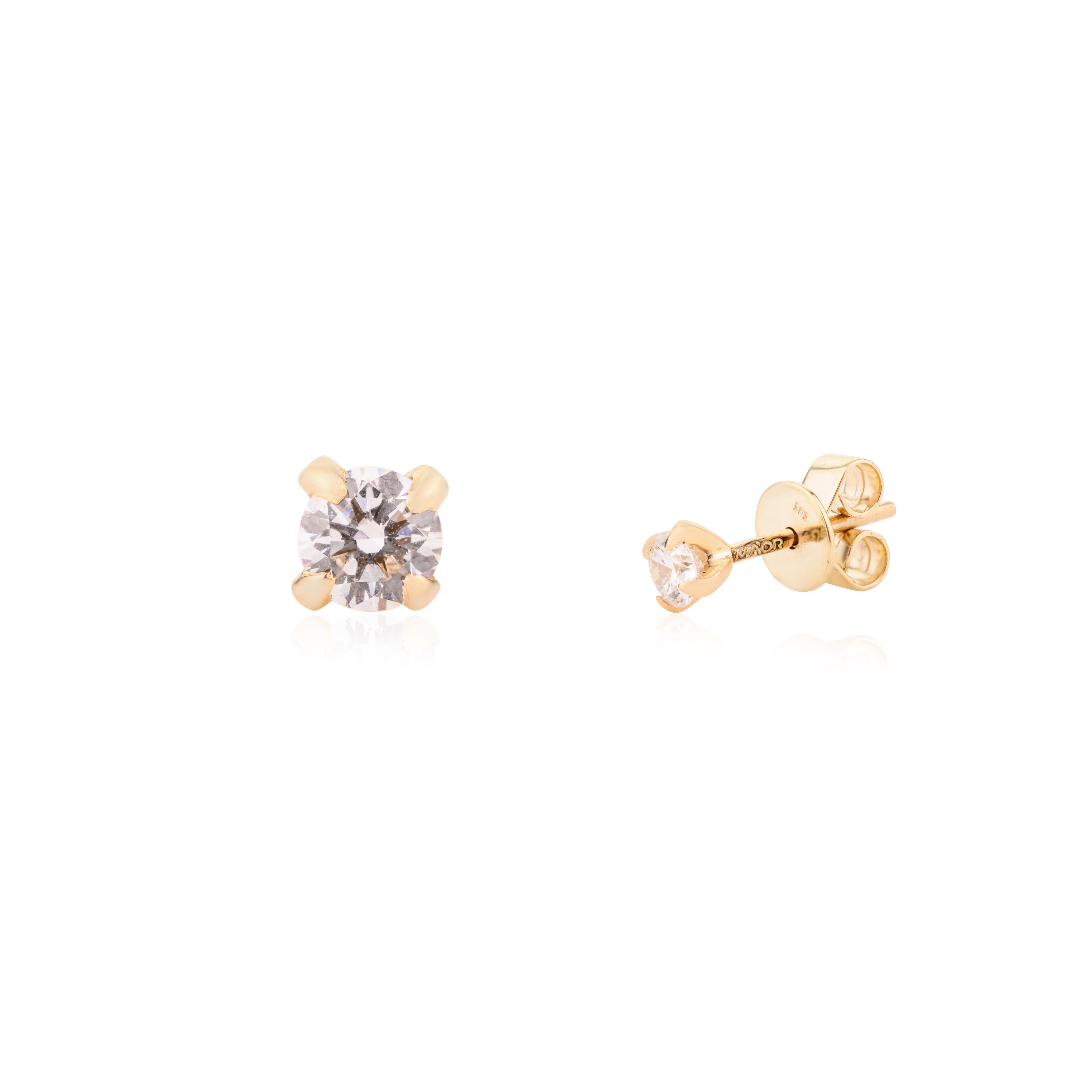 Taille ronde Clous d'oreilles solitaires Moissanite faits à la main en or jaune massif 18 carats en vente