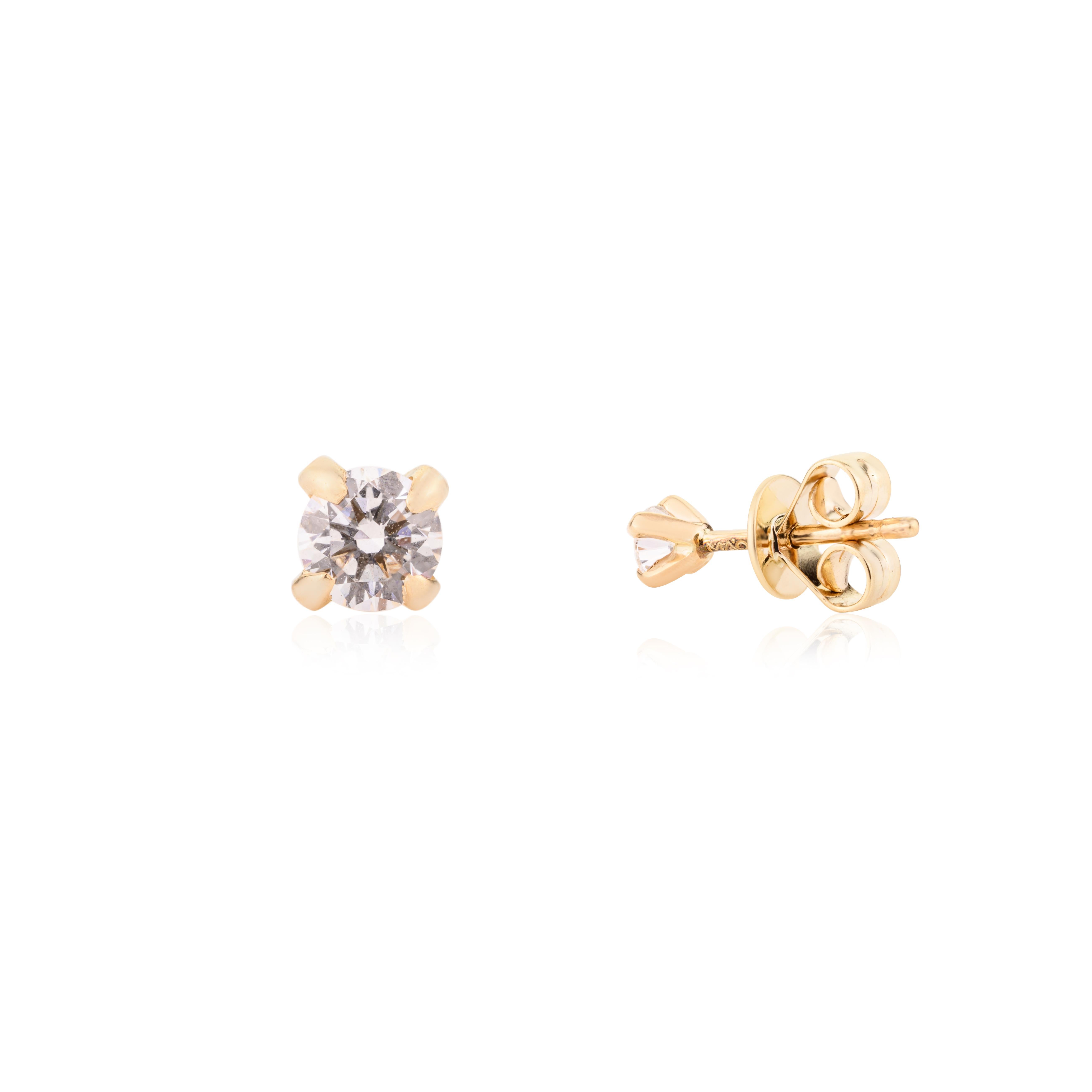 Clous d'oreilles solitaires Moissanite faits à la main en or jaune massif 18 carats Neuf - En vente à New York, NY