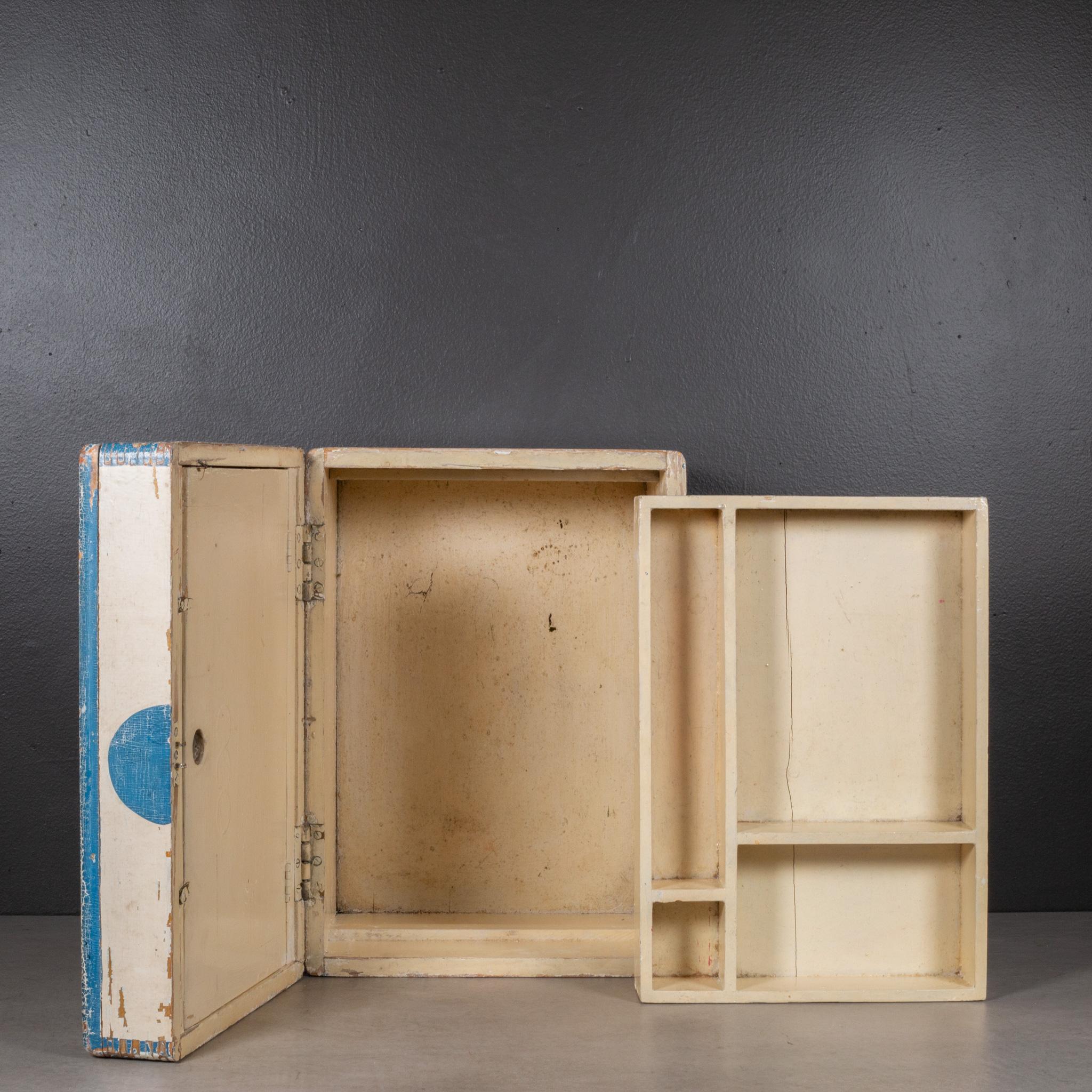 Industriel Boîte d'outils en bois monogrammée faite à la main avec plateau intérieur vers 1940 (expédition gratuite) en vente