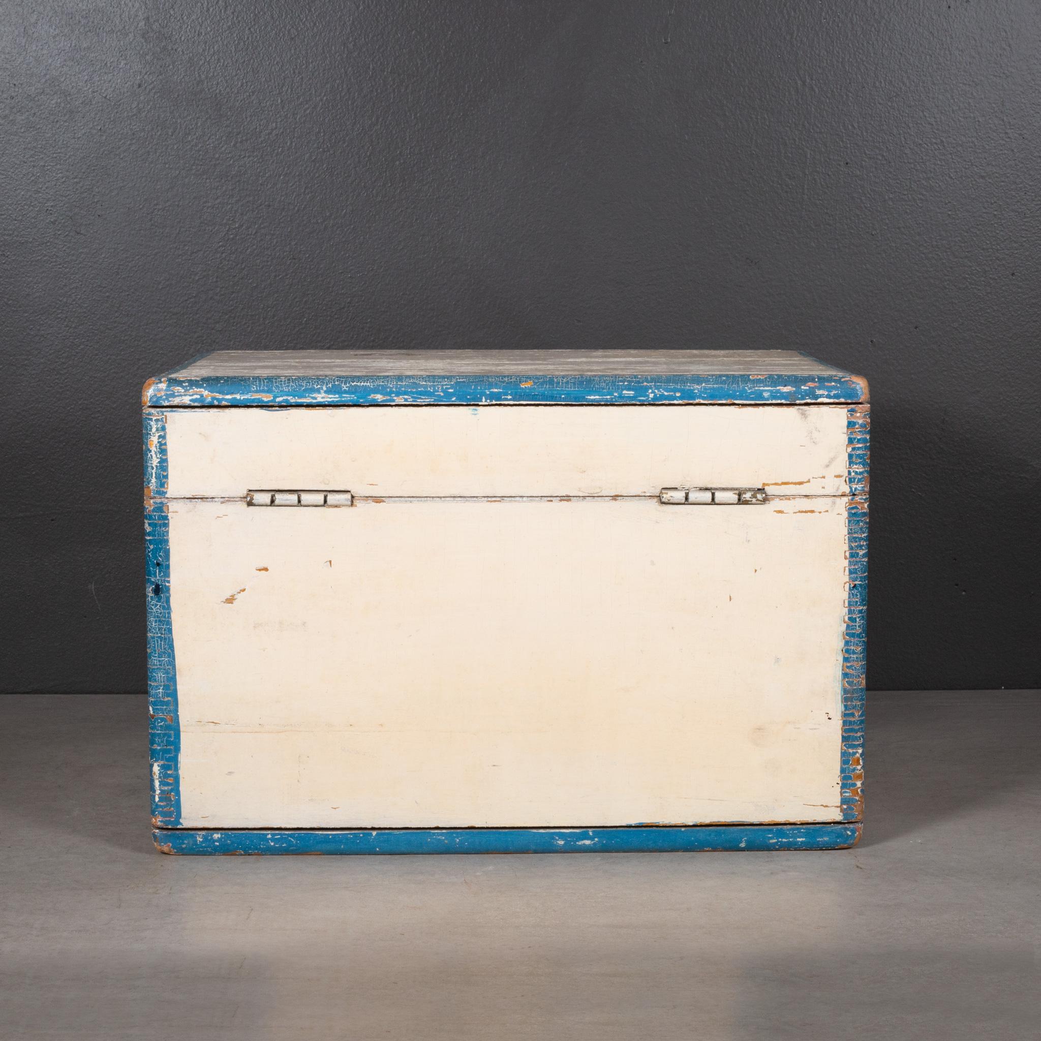 20ième siècle Boîte d'outils en bois monogrammée faite à la main avec plateau intérieur vers 1940 (expédition gratuite) en vente