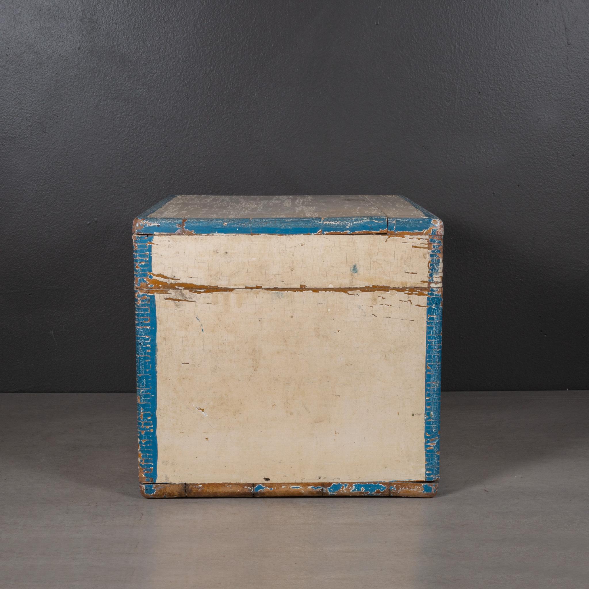 Bois Boîte d'outils en bois monogrammée faite à la main avec plateau intérieur vers 1940 (expédition gratuite) en vente