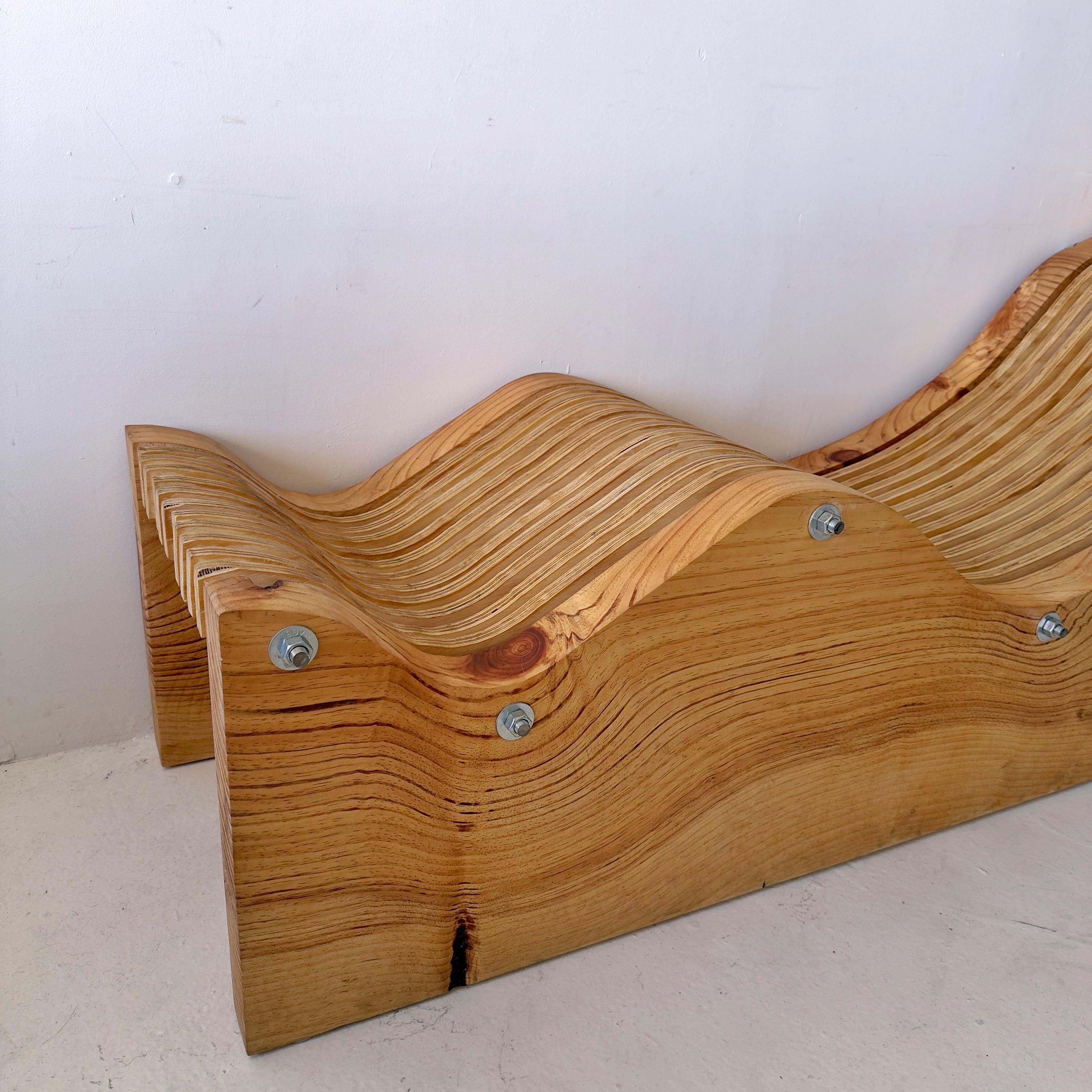 Arts and Crafts Chaise longue ergonomique et ondulée en pin de Monterey, fabriquée à la main, avec un grain magnifique en vente