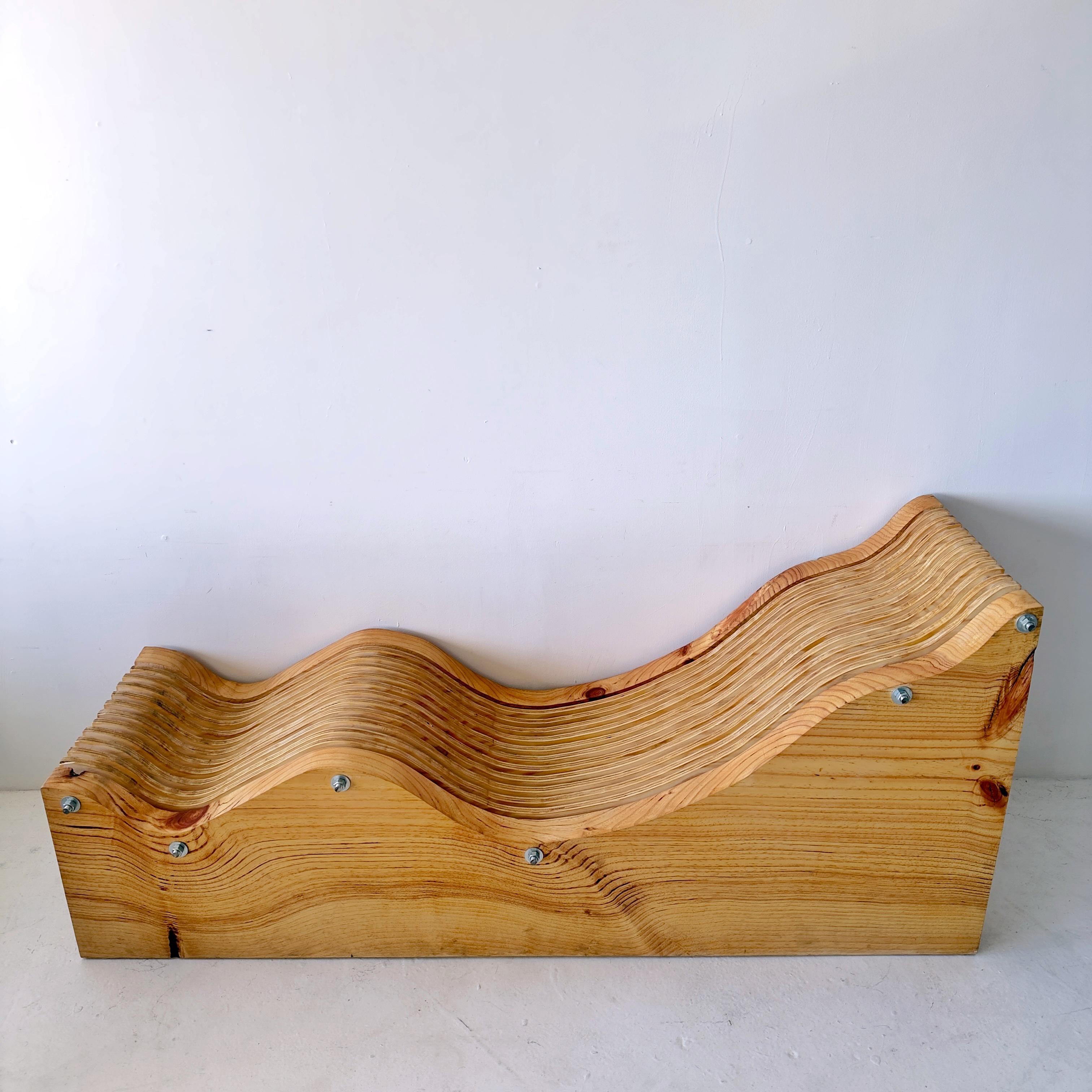 Américain Chaise longue ergonomique et ondulée en pin de Monterey, fabriquée à la main, avec un grain magnifique en vente