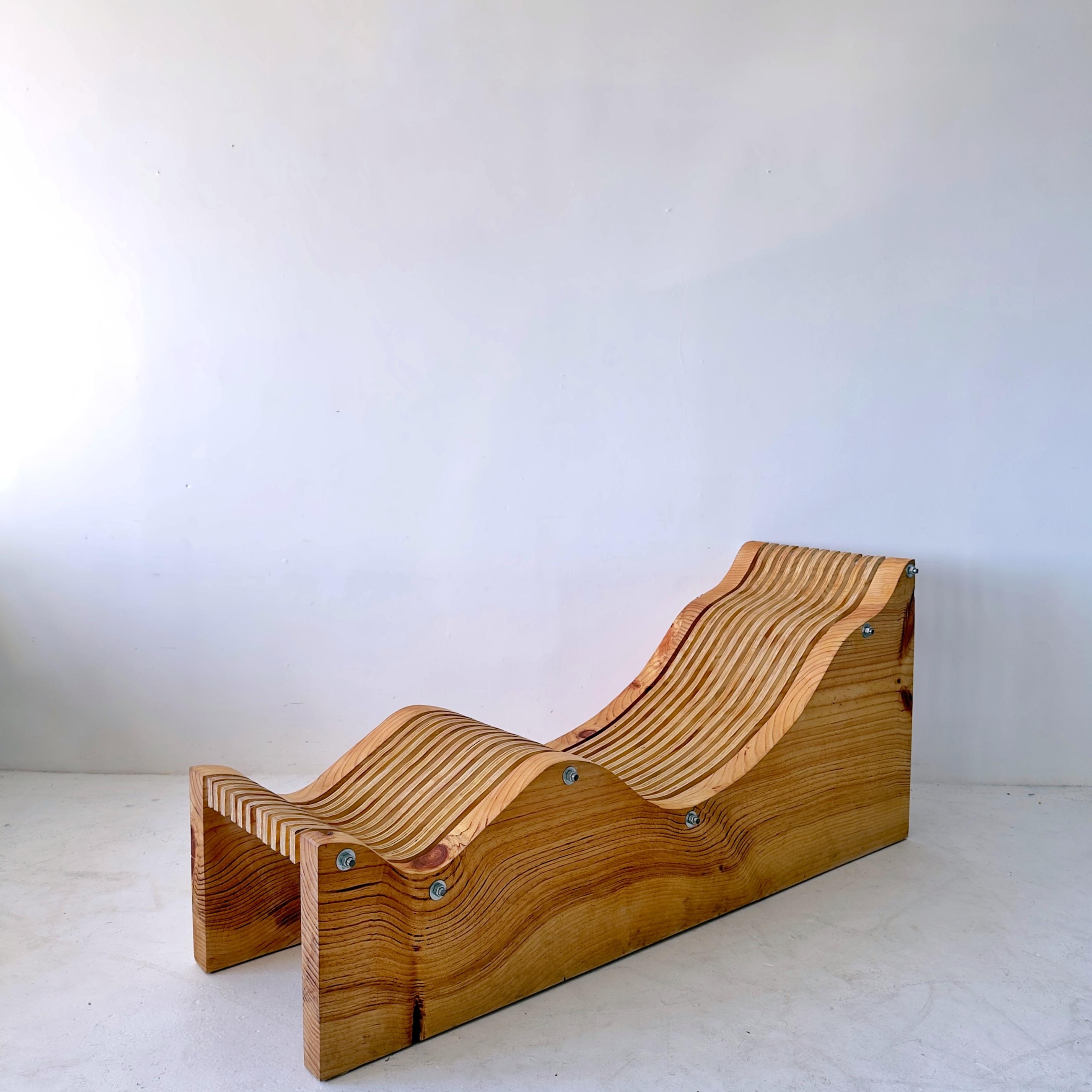 Chaise longue ergonomique et ondulée en pin de Monterey, fabriquée à la main, avec un grain magnifique Bon état - En vente à Los Angeles, CA