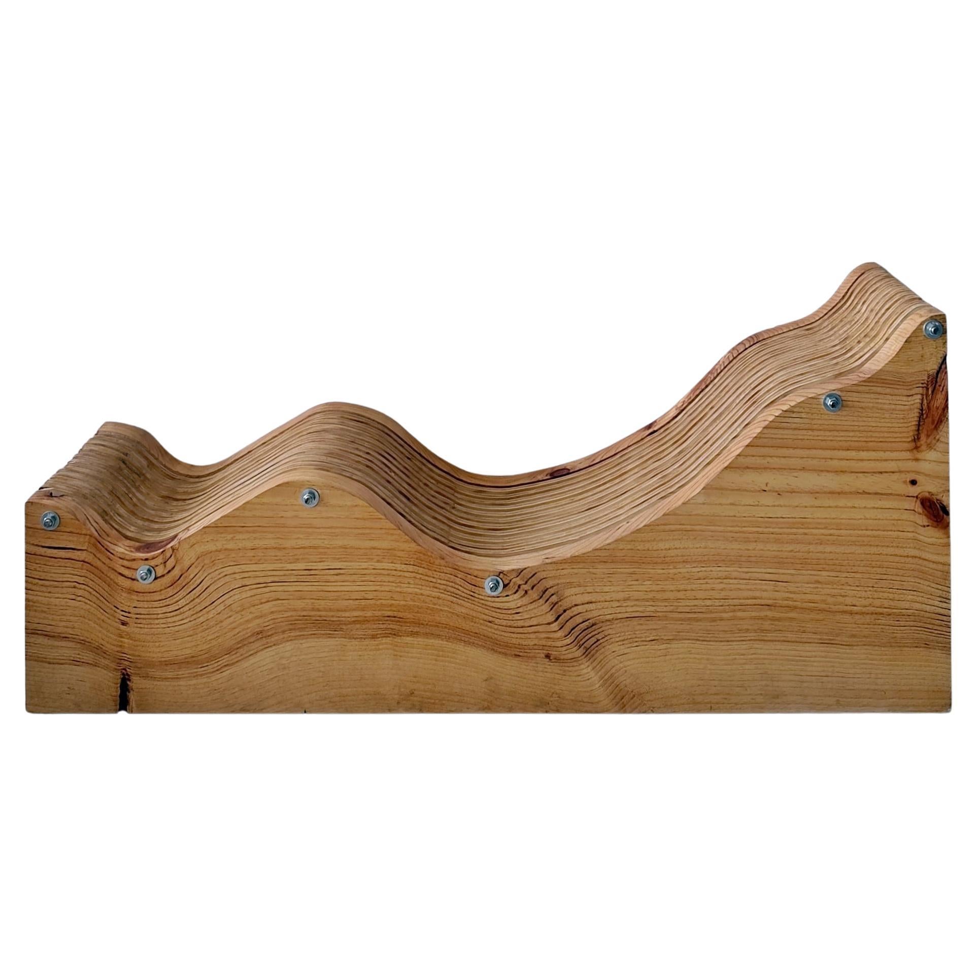 Chaise longue ergonomique et ondulée en pin de Monterey, fabriquée à la main, avec un grain magnifique en vente