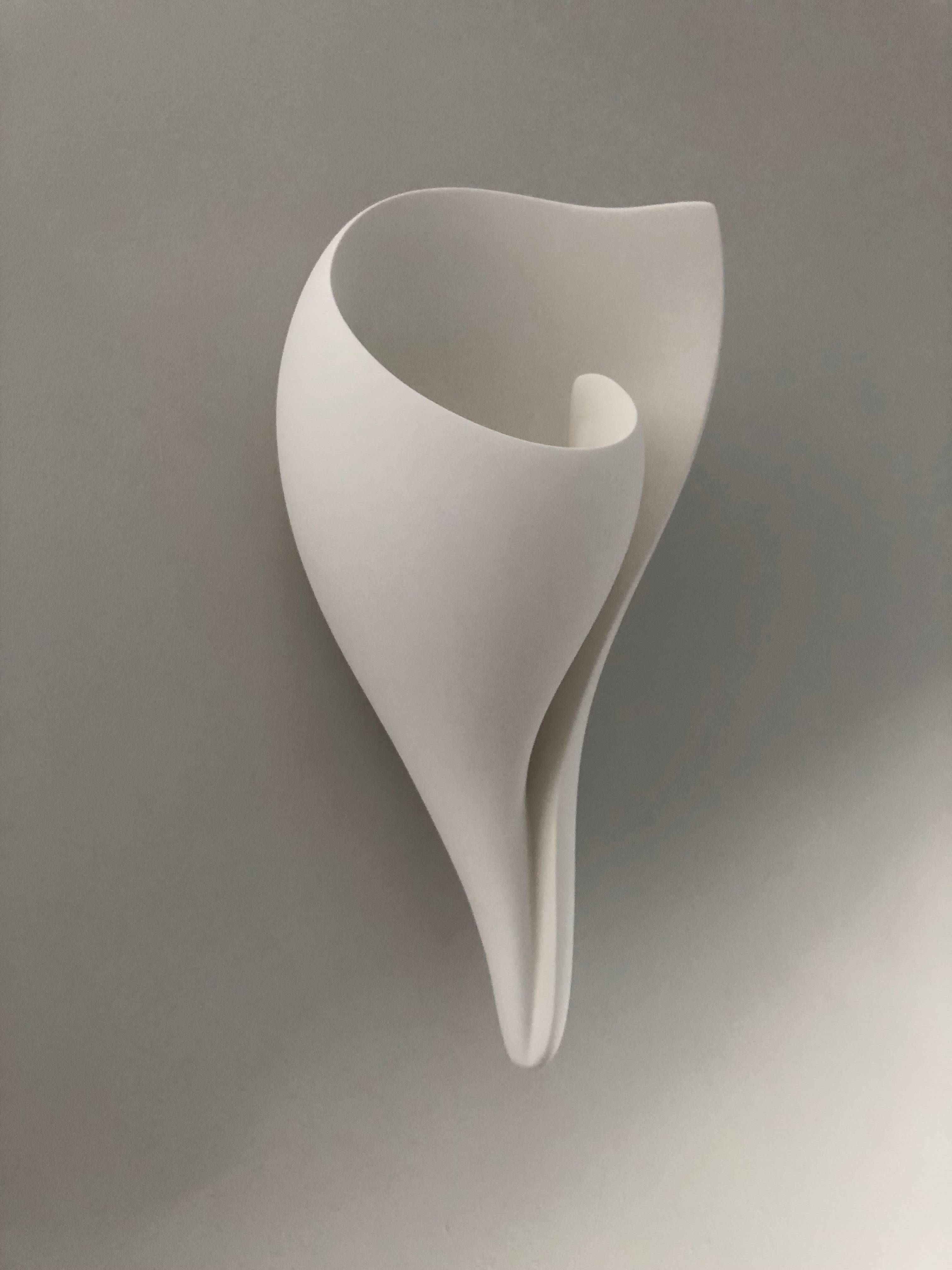 Handgefertigte, monumentale Muschel-Wandskulptur aus weißem Gips, Hannah Woodhouse (Organische Moderne) im Angebot