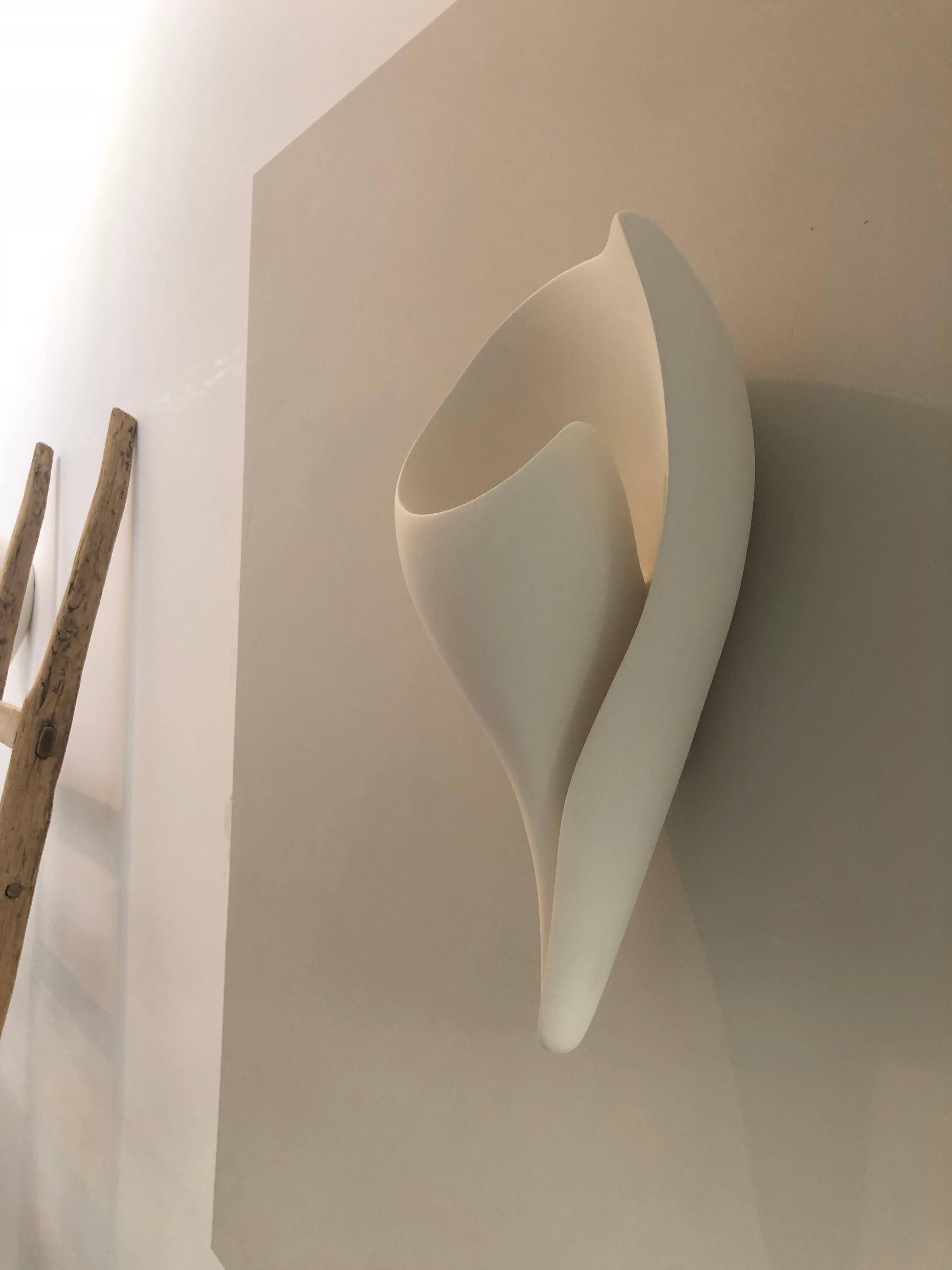 Handgefertigte, monumentale Muschel-Wandskulptur aus weißem Gips, Hannah Woodhouse (Britisch) im Angebot