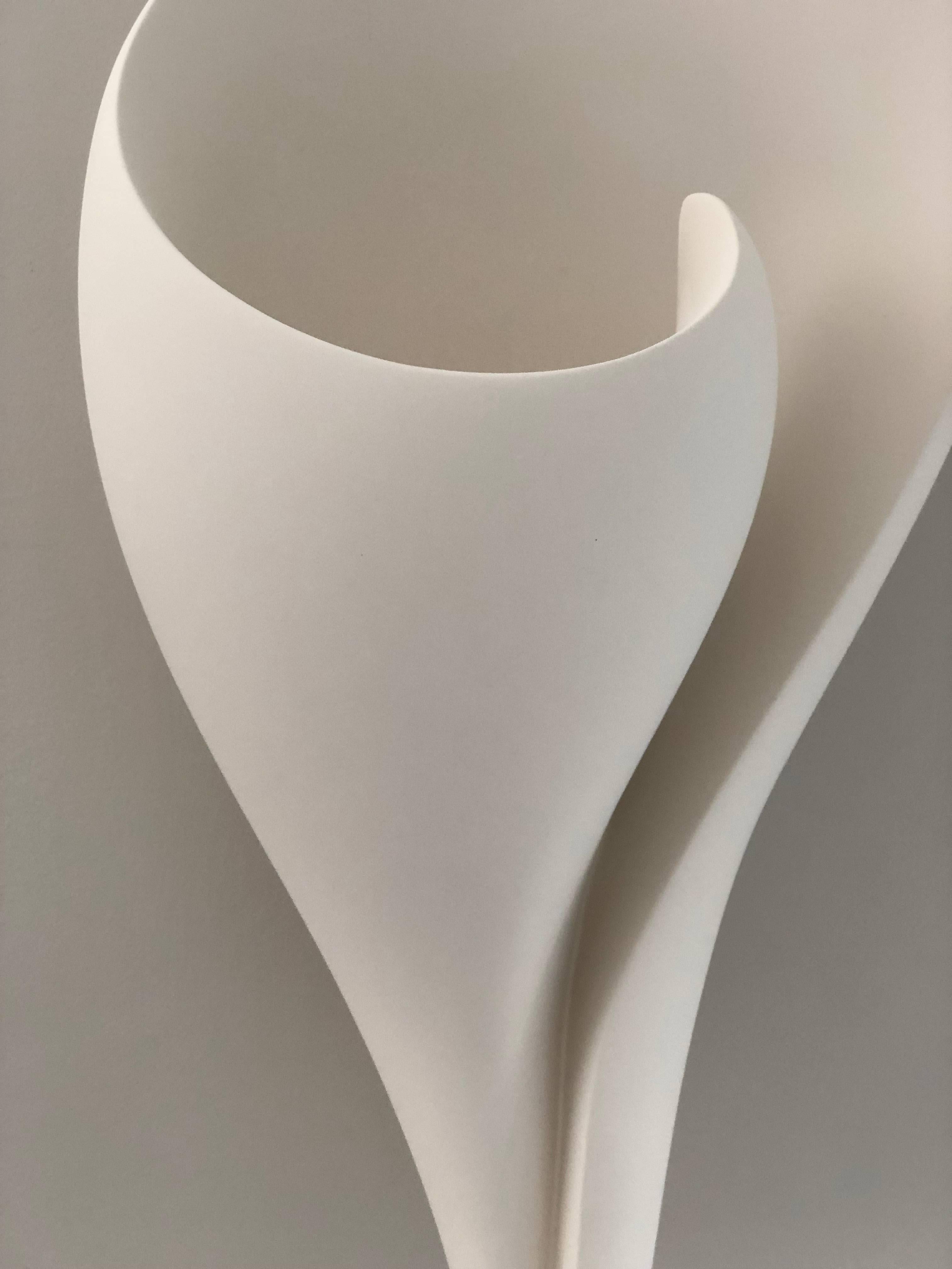 Handgefertigte, monumentale Muschel-Wandskulptur aus weißem Gips, Hannah Woodhouse (Geformt) im Angebot