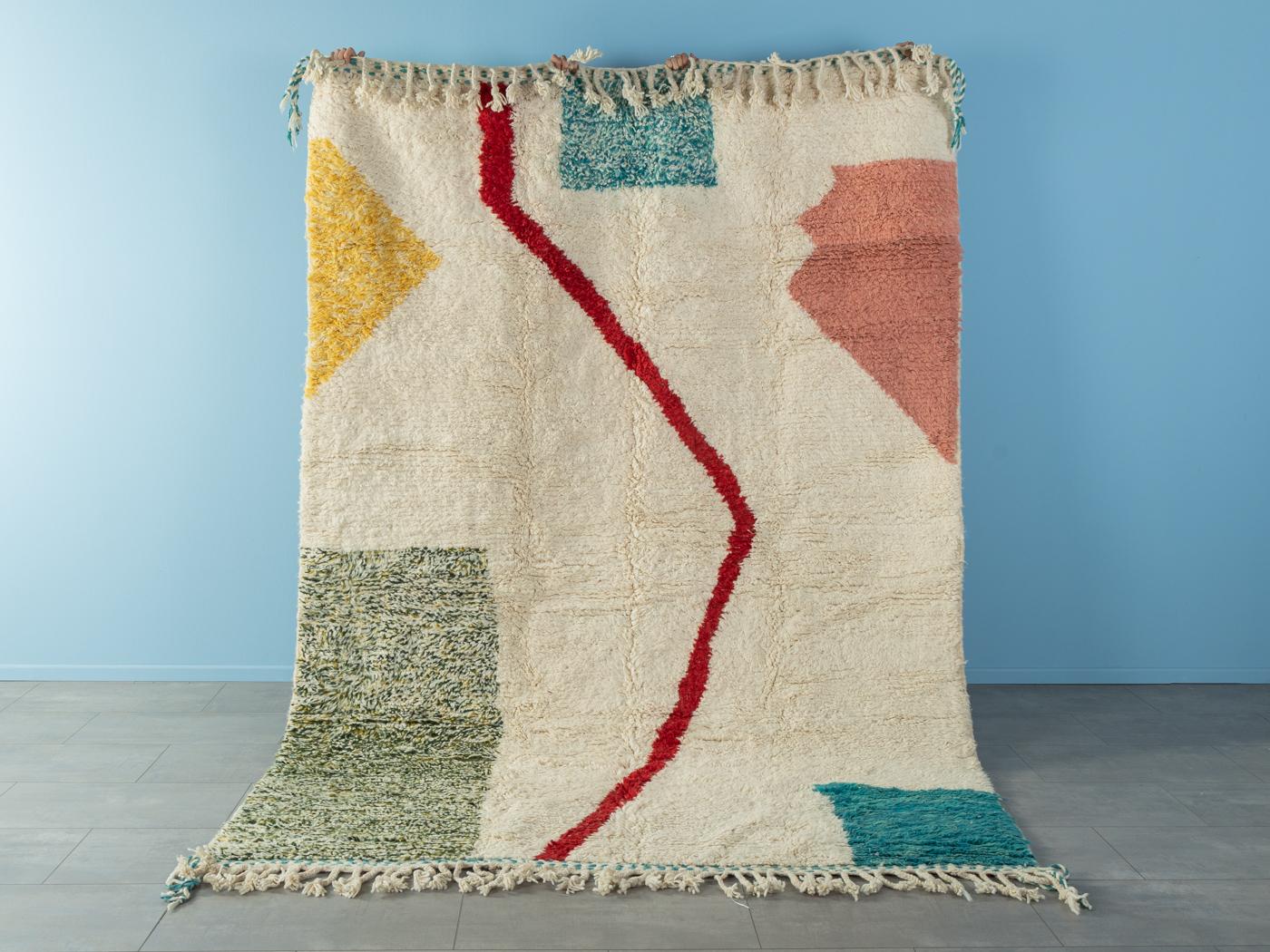 Abstraction V ist ein moderner Teppich aus 100% Wolle - dick und weich, angenehm zu tragen. Unsere Berberteppiche werden von Amazigh-Frauen im Atlasgebirge handgewebt und handgeknüpft. Diese Gemeinschaften stellen schon seit Tausenden von Jahren