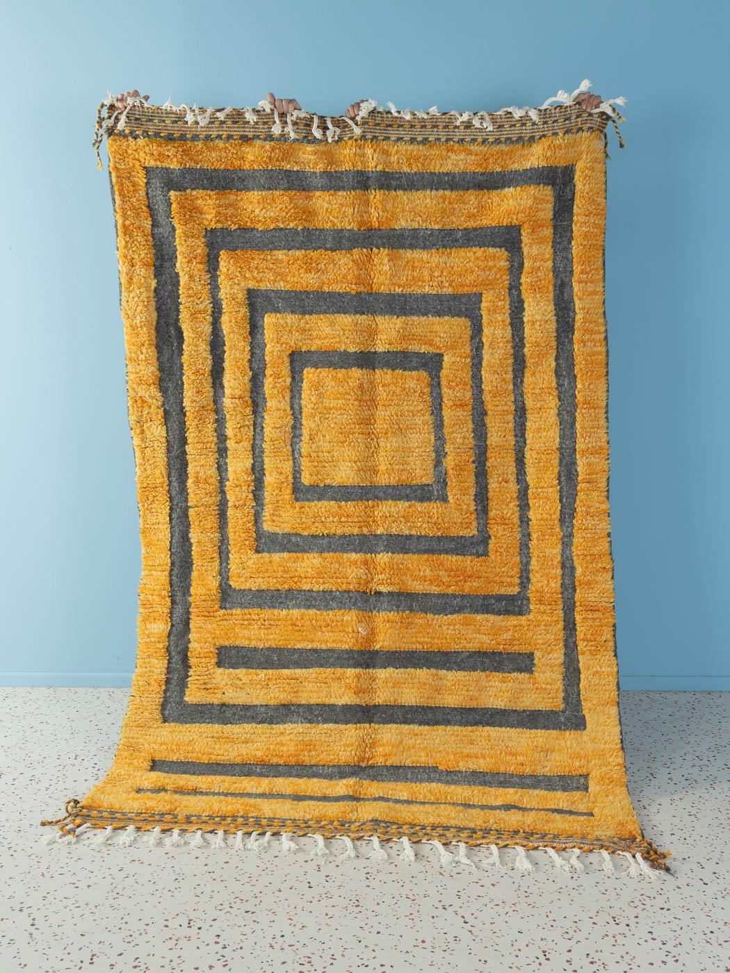 Candide ist ein moderner Teppich aus 100 % Wolle - dick und weich, angenehm unter den Füßen. Unsere Berberteppiche werden von Amazigh-Frauen im Atlasgebirge handgewebt und handgeknüpft. Diese Gemeinschaften stellen schon seit Tausenden von Jahren