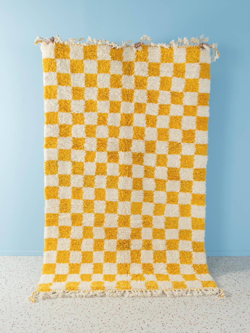 Lemon Check II ist ein moderner Teppich aus 100% Wolle - dick und weich, angenehm zu tragen. Unsere Berberteppiche werden von Amazigh-Frauen im Atlasgebirge handgewebt und handgeknüpft. Diese Gemeinschaften stellen schon seit Tausenden von Jahren
