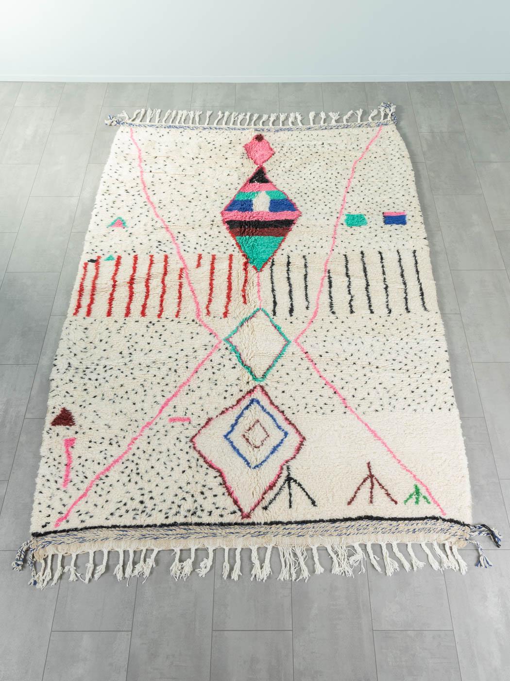 Impromptu ist ein moderner Teppich aus 100 % Wolle - dick und weich, angenehm unter den Füßen. Unsere Berberteppiche werden von Amazigh-Frauen im Atlasgebirge handgewebt und handgeknüpft. Diese Gemeinschaften stellen schon seit Tausenden von Jahren