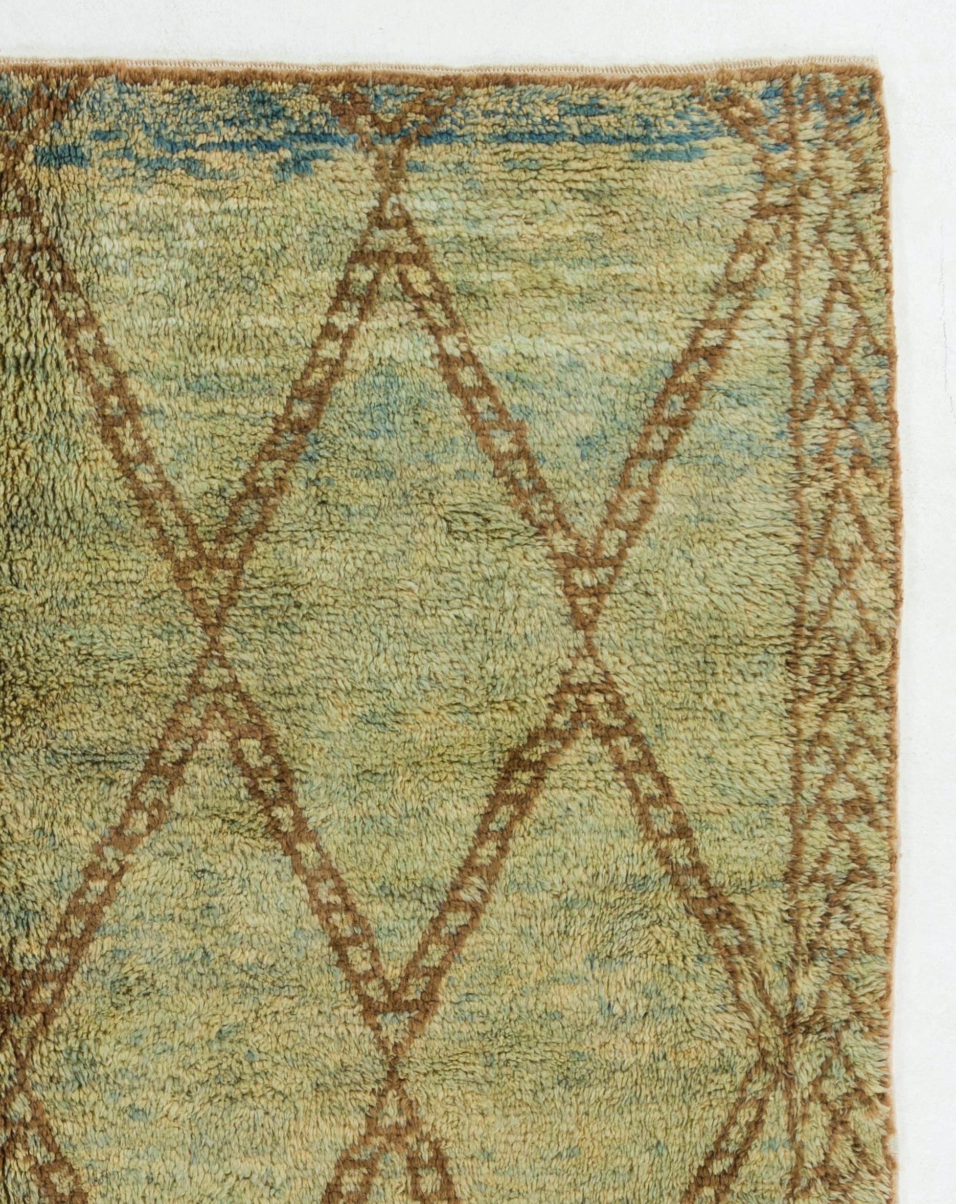 Moderner handgefertigter marokkanischer Berberteppich aus Wolle in Salbeigrün, Blau und Braun. Benutzerdefinierte Operationen. (Skandinavische Moderne) im Angebot