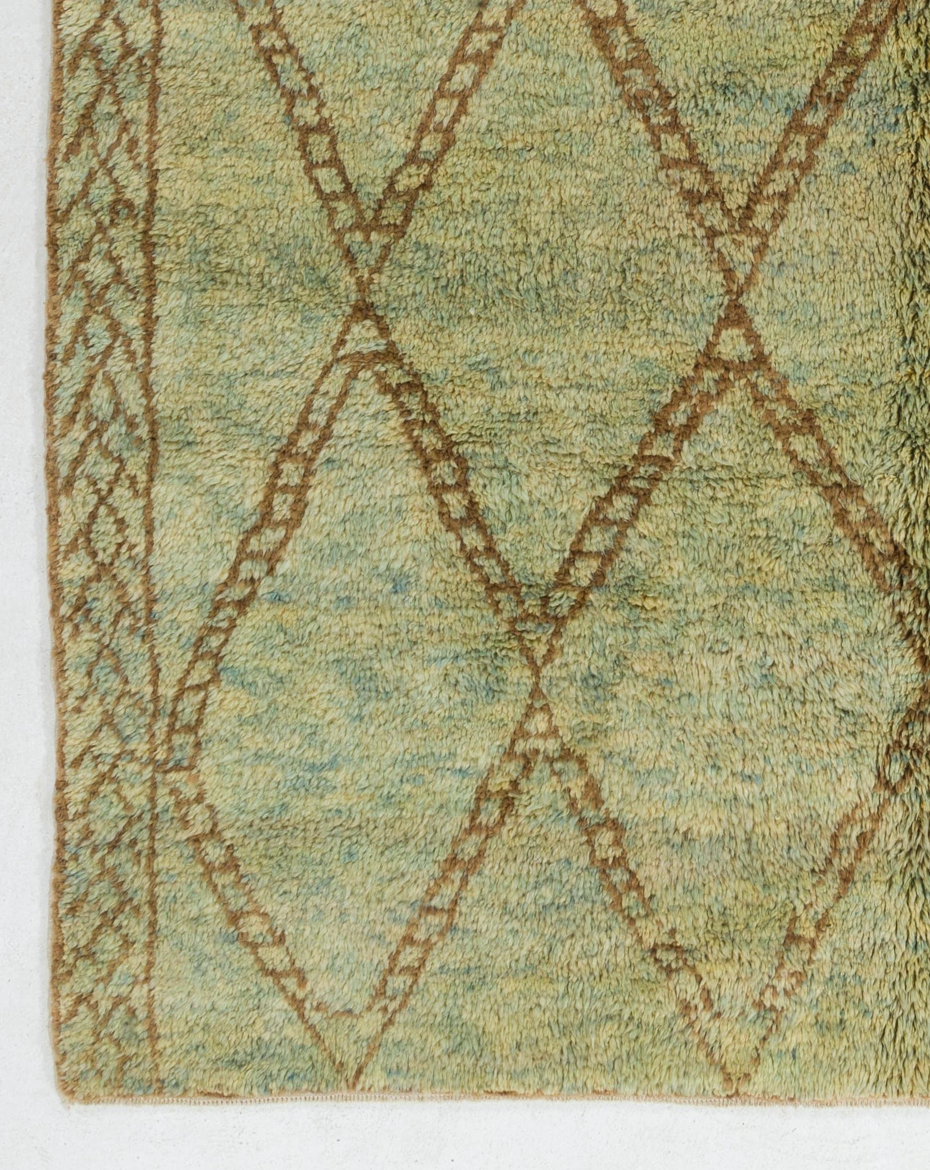 Moderner handgefertigter marokkanischer Berberteppich aus Wolle in Salbeigrün, Blau und Braun. Benutzerdefinierte Operationen. (Türkisch) im Angebot