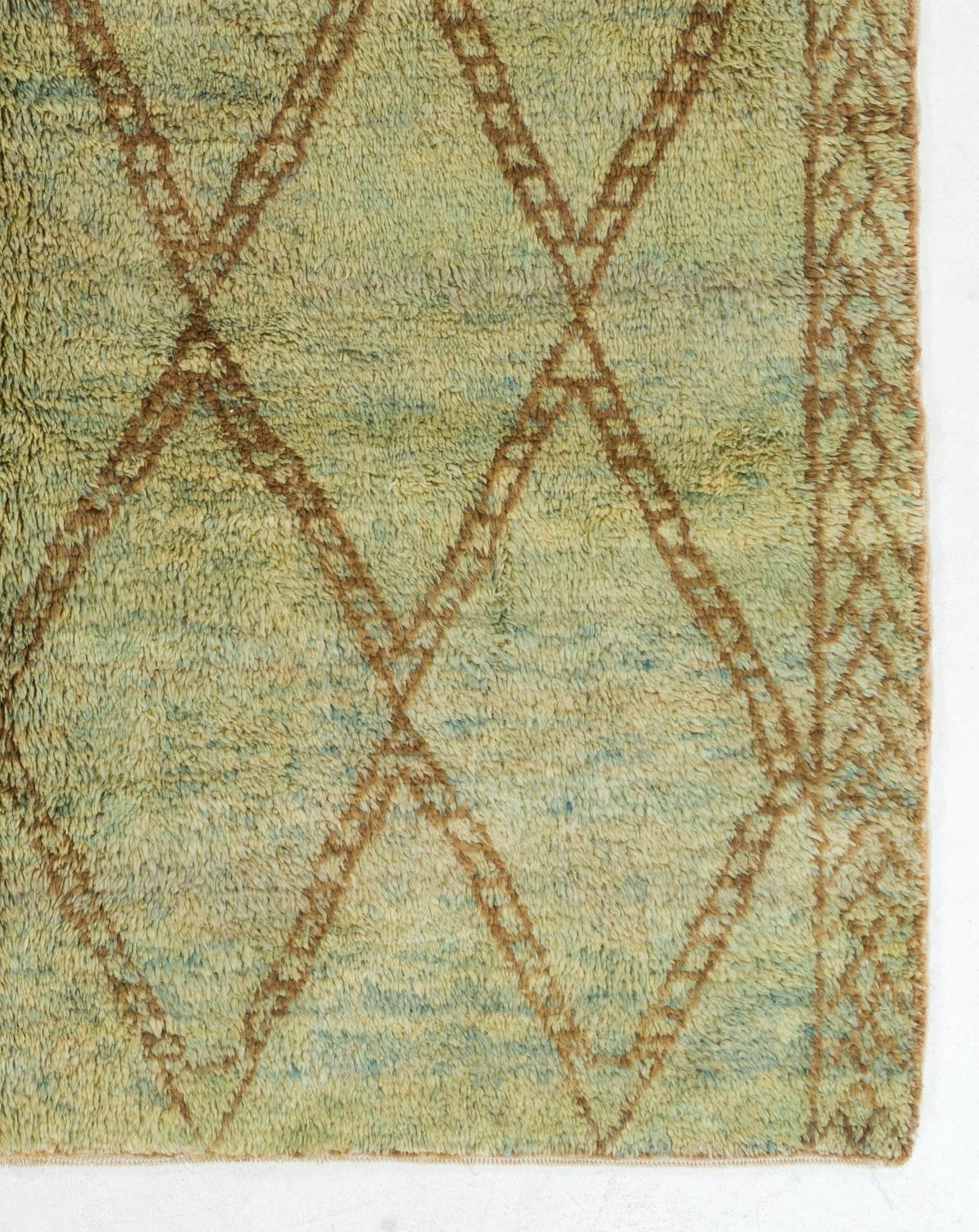 Moderner handgefertigter marokkanischer Berberteppich aus Wolle in Salbeigrün, Blau und Braun. Benutzerdefinierte Operationen. (Handgeknüpft) im Angebot