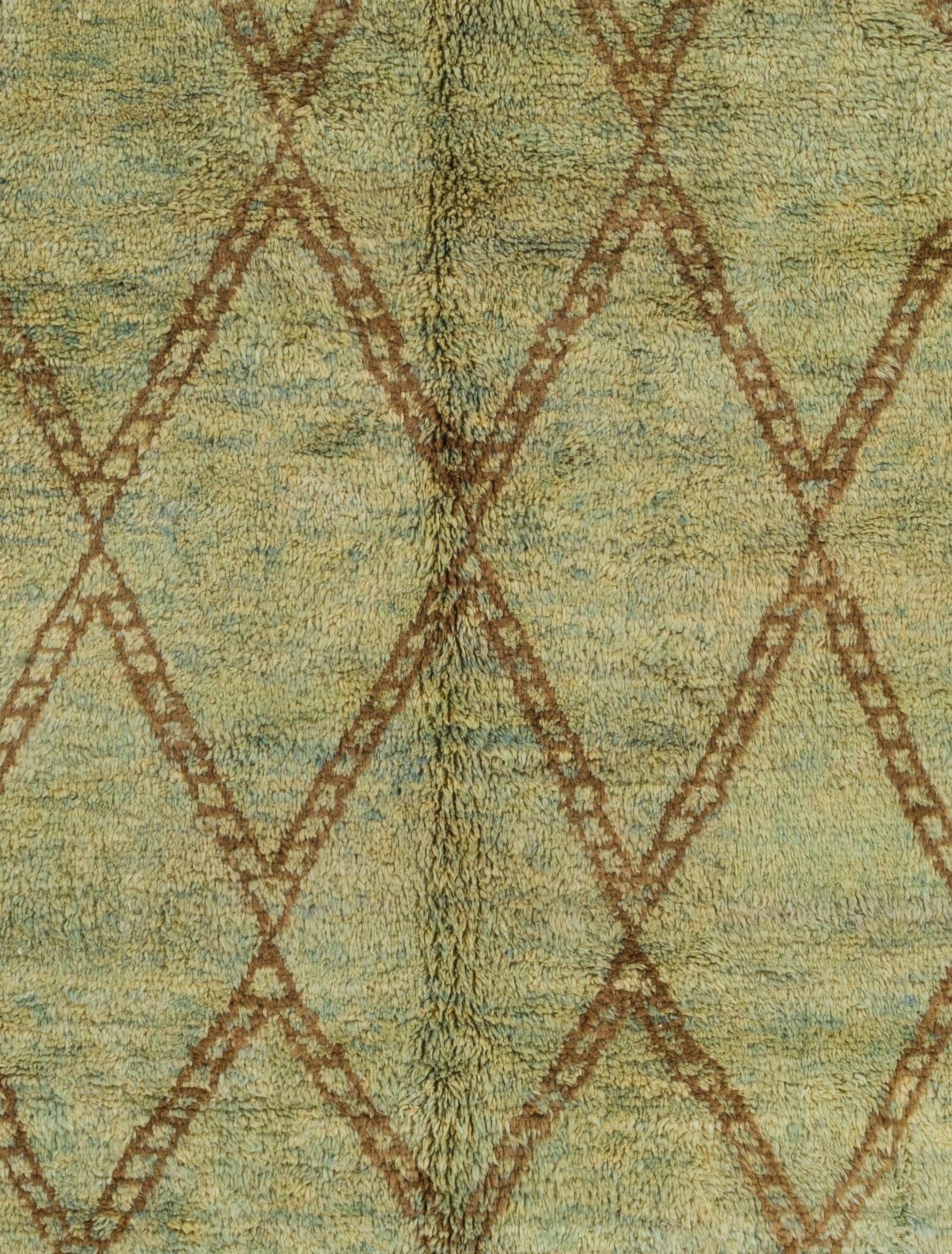 Moderner handgefertigter marokkanischer Berberteppich aus Wolle in Salbeigrün, Blau und Braun. Benutzerdefinierte Operationen. im Zustand „Neu“ im Angebot in Philadelphia, PA