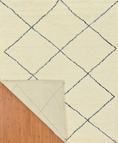 Tapis marocain en laine de style berbère, fait à la main, ivoire chaud avec motif de diamants noirs