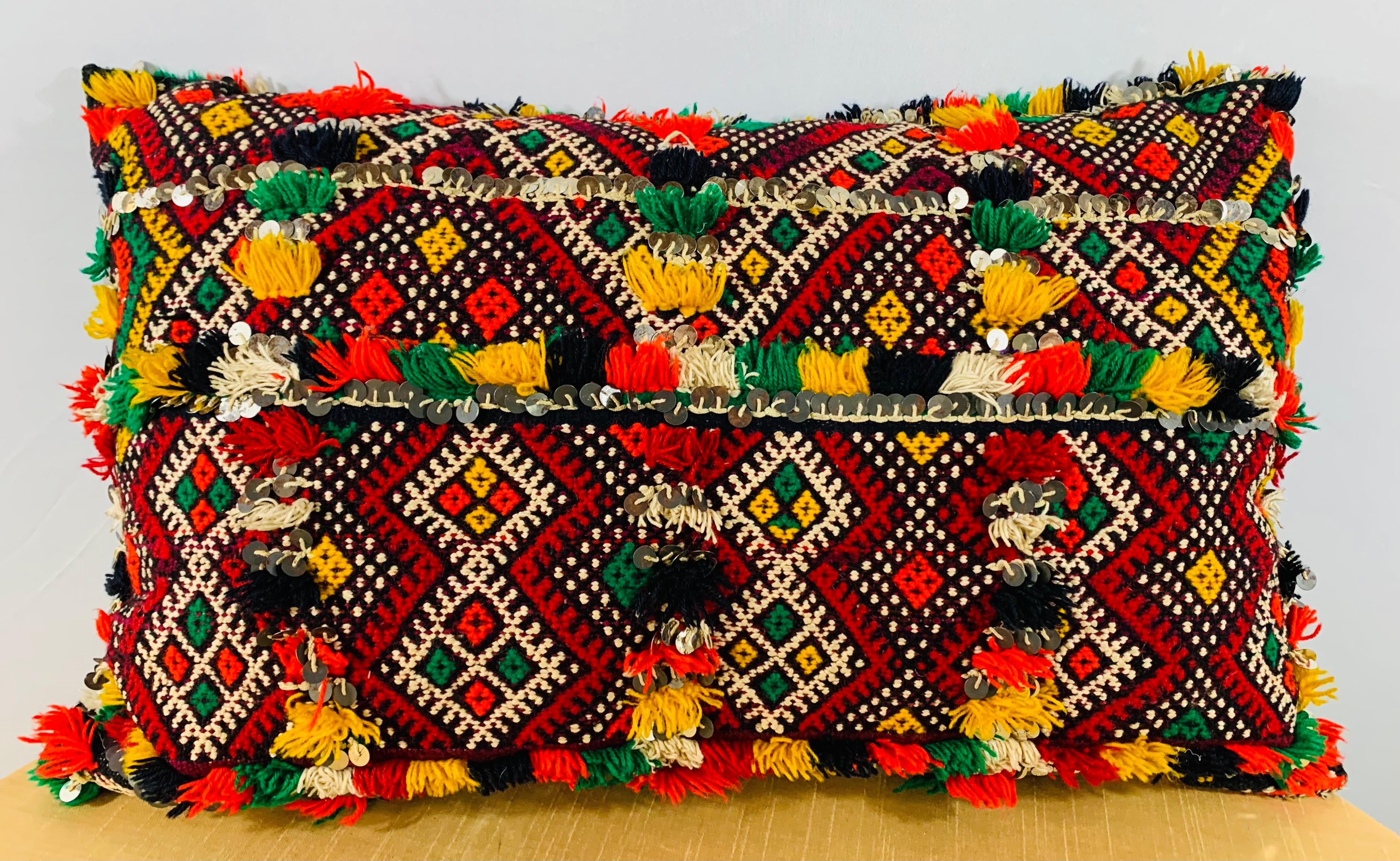 Handgewebt von Berberfrauen aus hochwertiger Wolle im marokkanischen Atlasgebirge. Dieses Kissen wurde aus Vintage-Stoffen hergestellt und zeichnet sich durch seine einzigartige Farbgebung, die herrlichen geometrischen Berbermuster und die schönen
