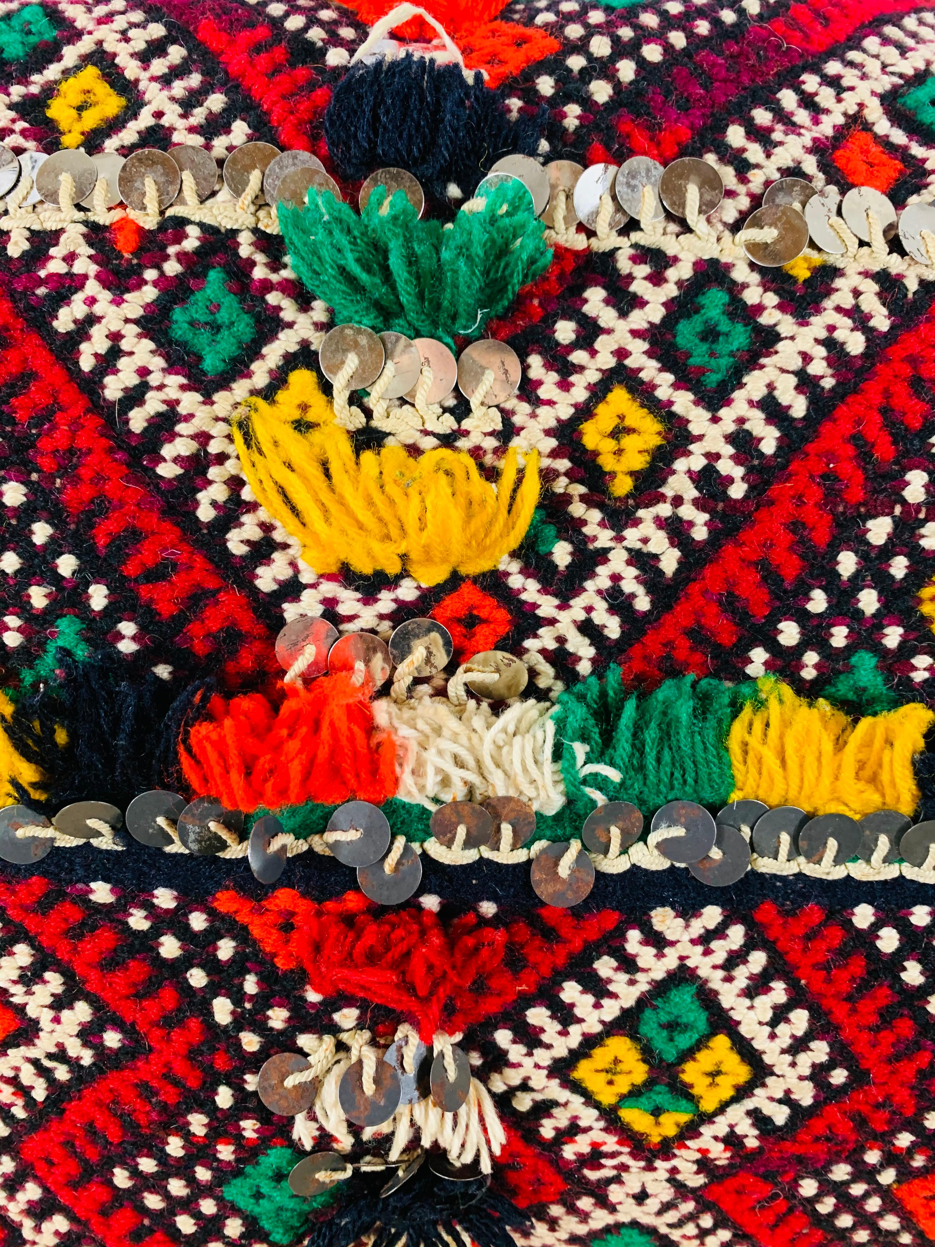 Handgefertigtes marokkanisches Kissen im Kelim-Stil mit Pailletten (Maurisch) im Angebot