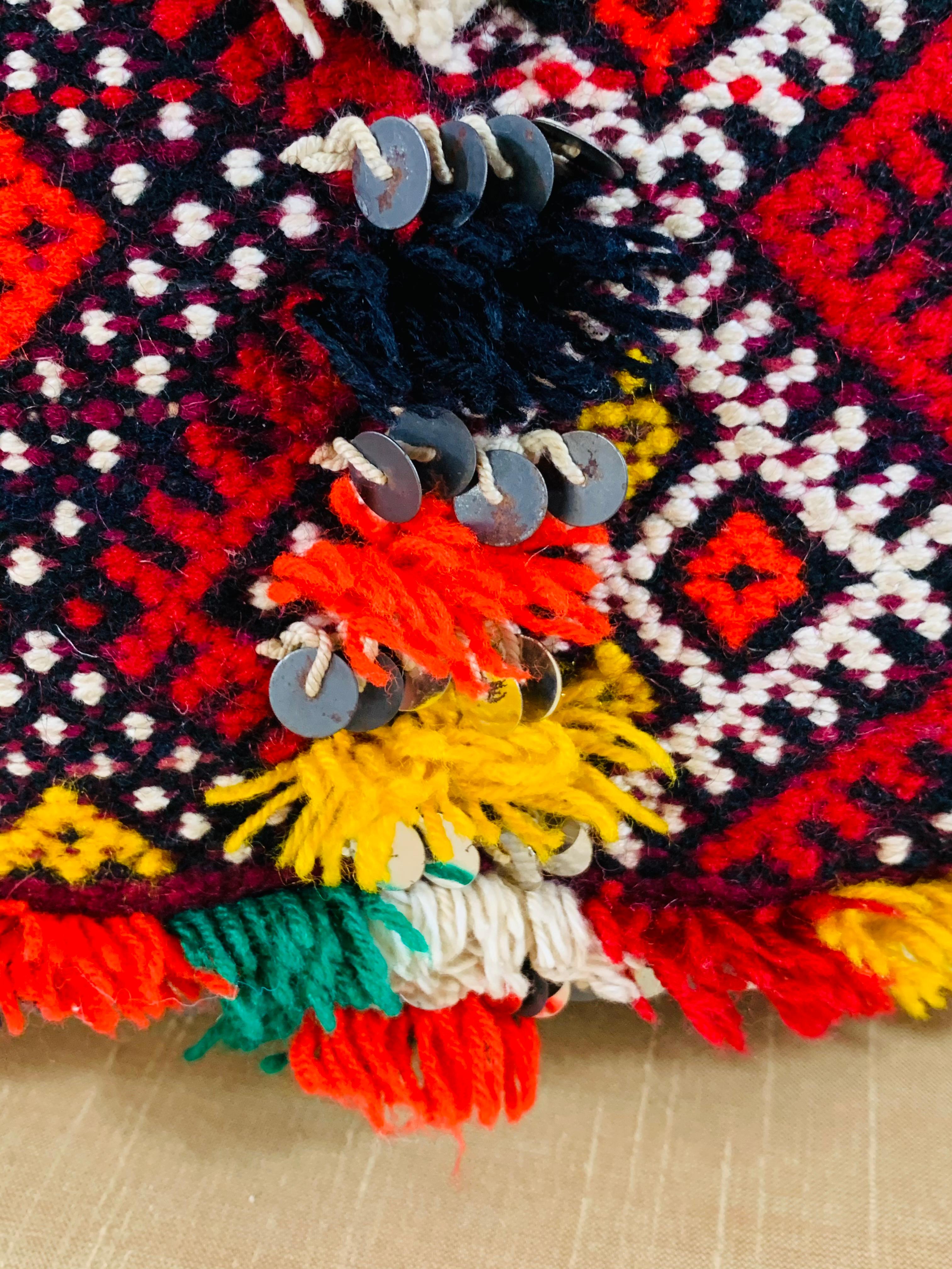 Handgefertigtes marokkanisches Kissen im Kelim-Stil mit Pailletten (Marokkanisch) im Angebot