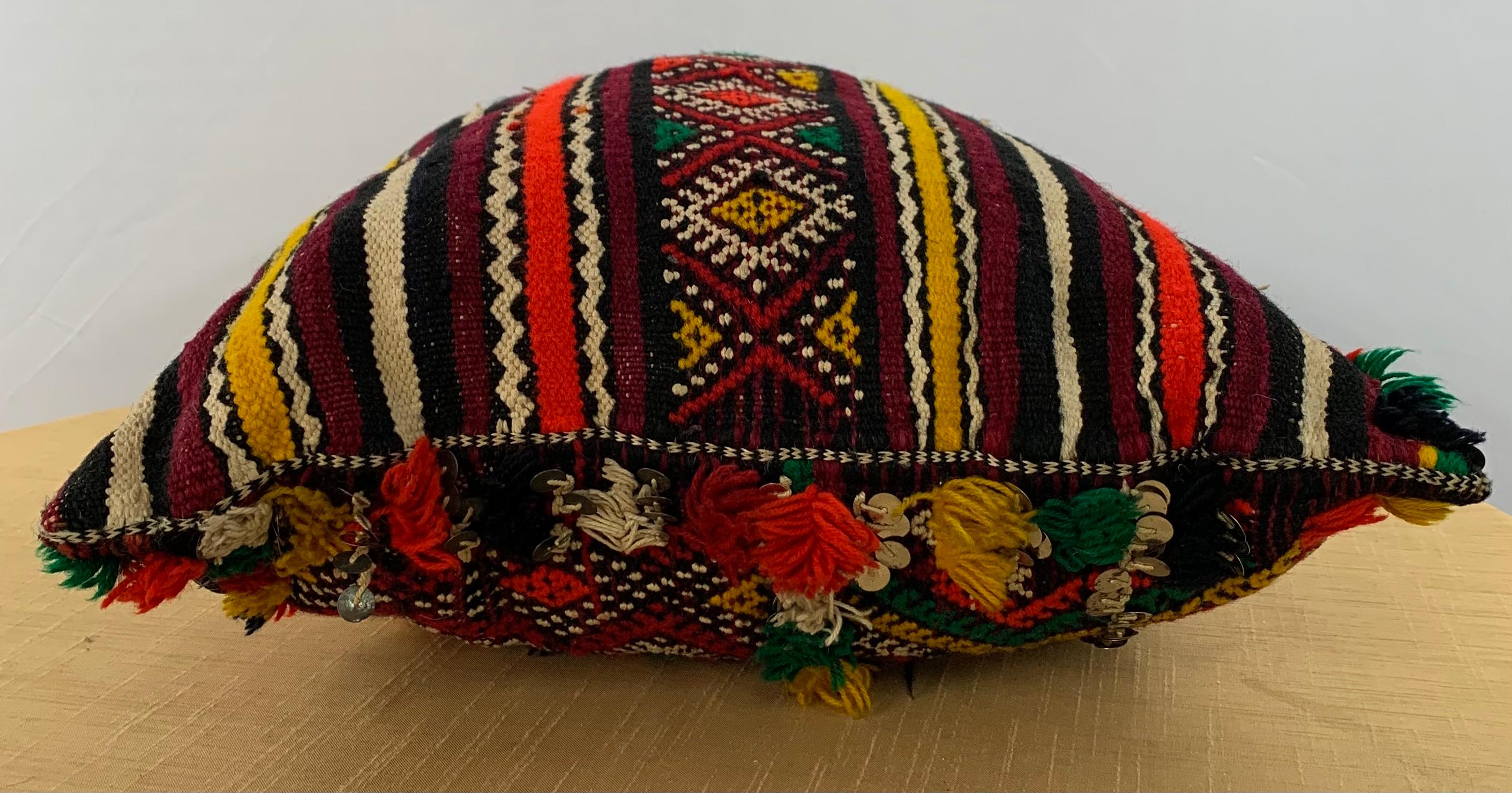 Handgefertigtes marokkanisches Kissen im Kelim-Stil mit Pailletten (Ende des 20. Jahrhunderts) im Angebot