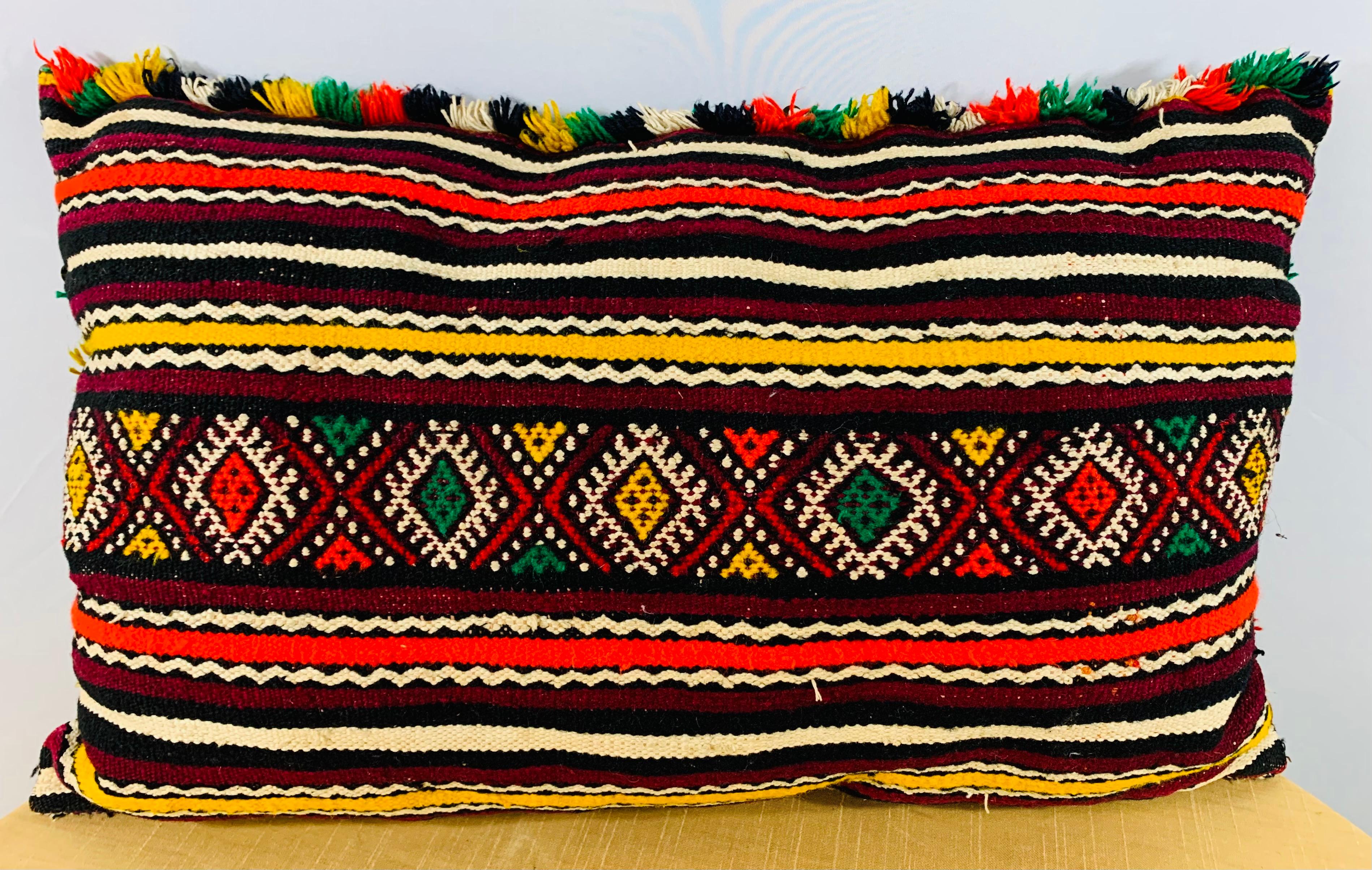 Handgefertigtes marokkanisches Kissen im Kelim-Stil mit Pailletten (Wolle) im Angebot