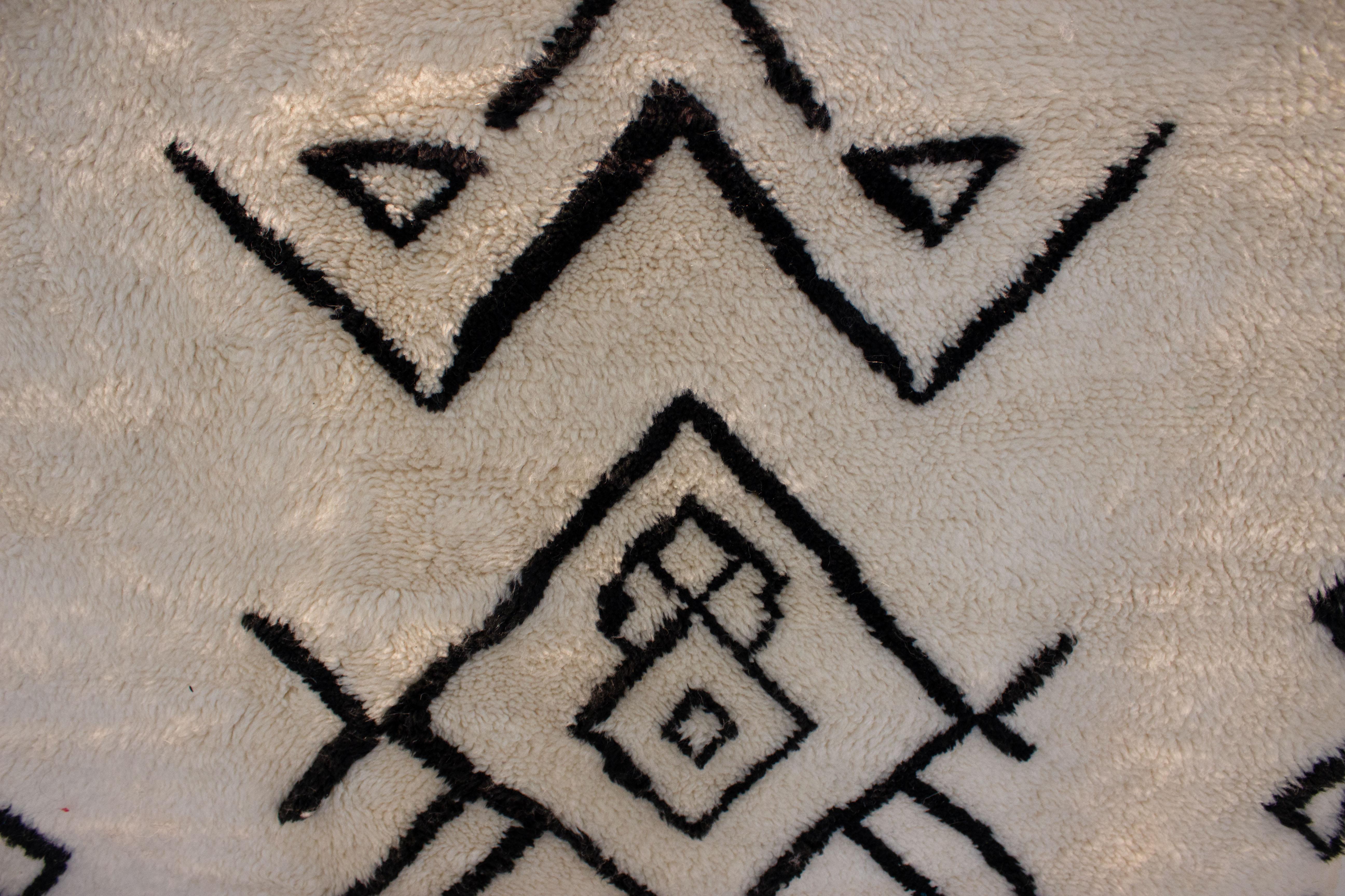  Handgefertigter marokkanischer Teppich - 100% Naturwolle  - Tribal-Stil (Stammeskunst) im Angebot