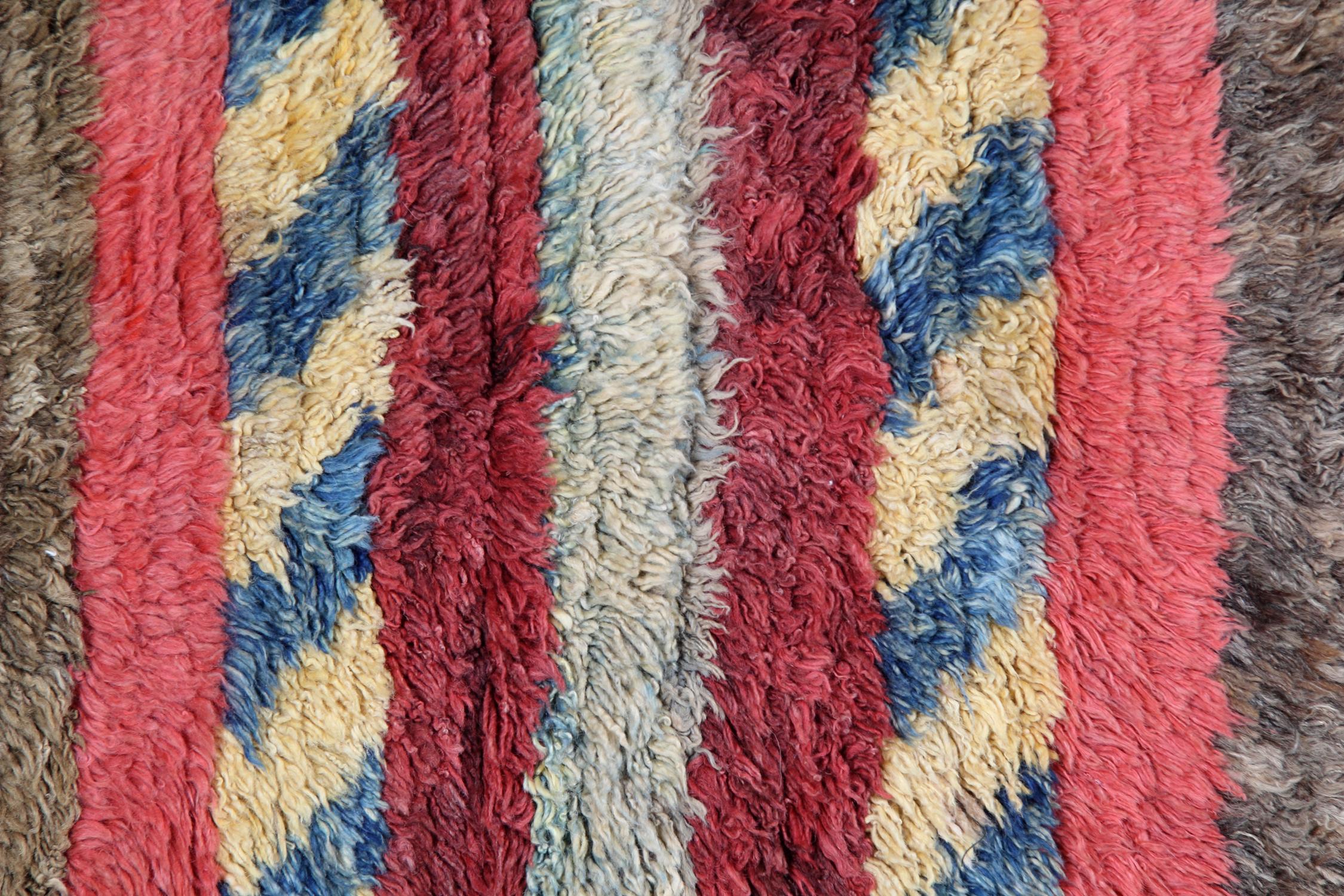 Kazako Tappeti marocchini Runner Shag, Tappeto primitivo rosa e rosso fatto a mano in vendita in vendita
