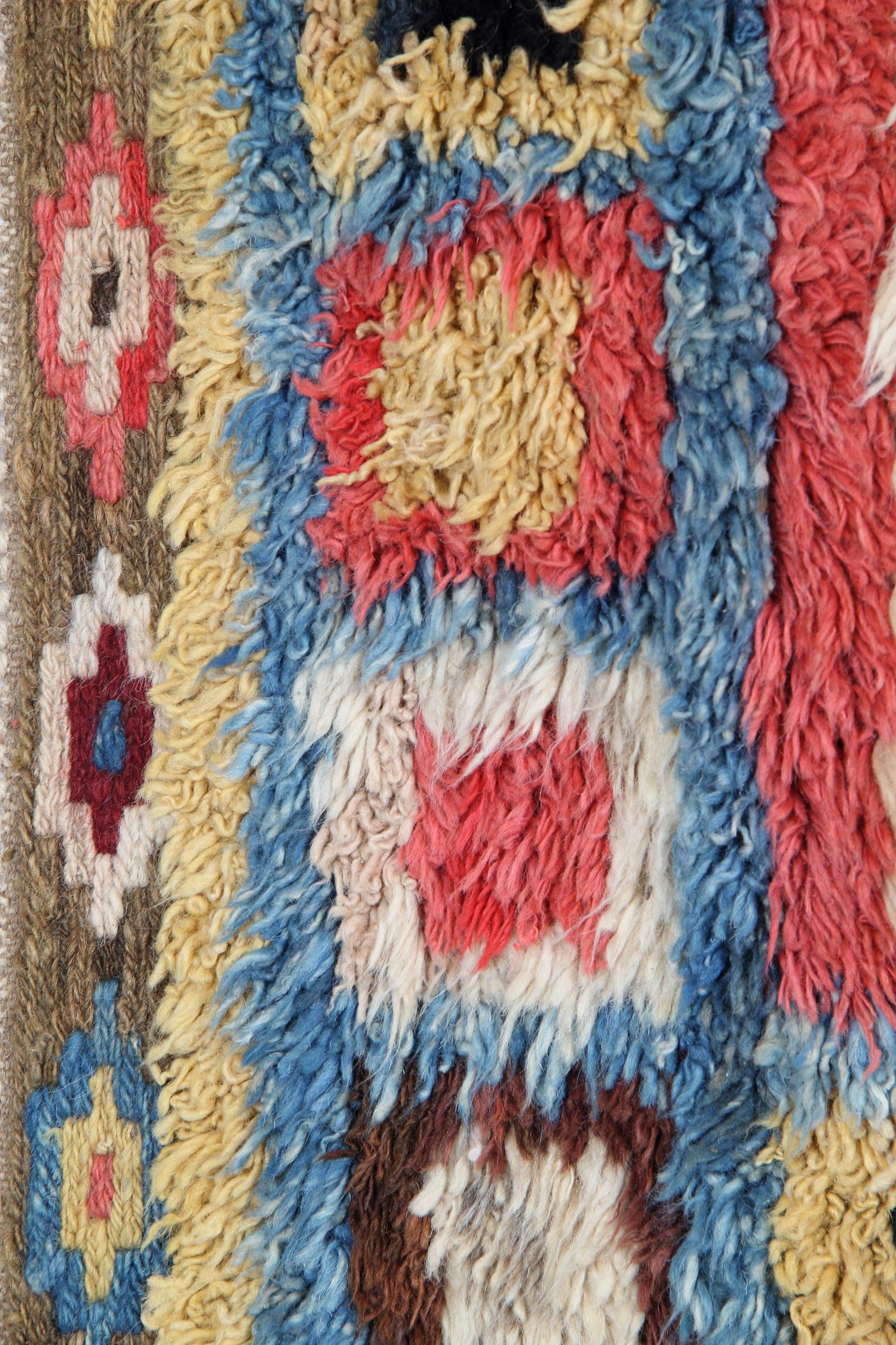 Marokkanische Teppiche Läufer Shag Teppiche:: Rosa und Rot Primitive Handgemachte Teppiche zum Verkauf (Handgeknüpft) im Angebot