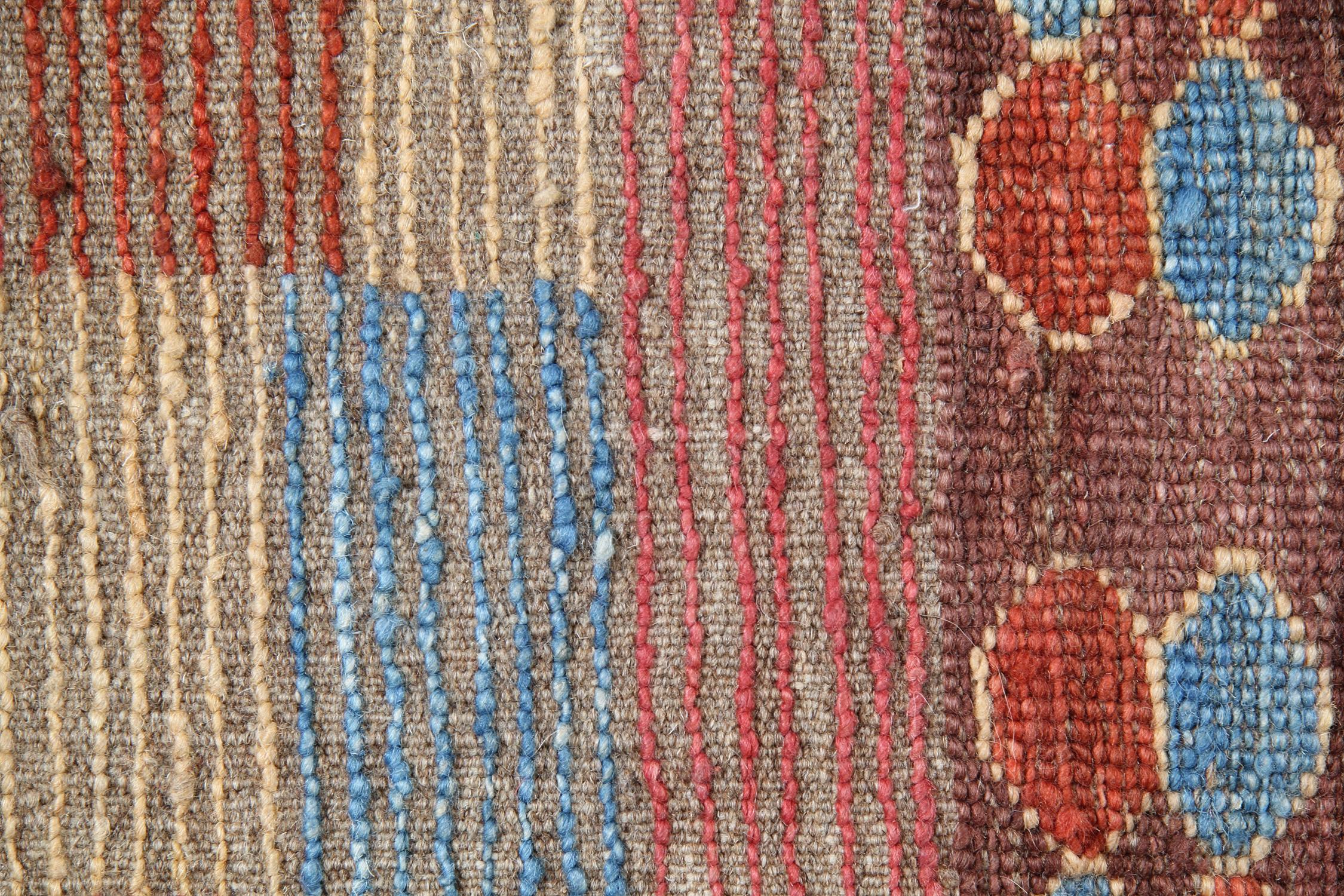 Handgefertigte Teppiche Marokkanische Teppiche:: Shag Teppiche:: Rosa und Rote Primitive Teppiche zum Verkauf (Stammeskunst) im Angebot