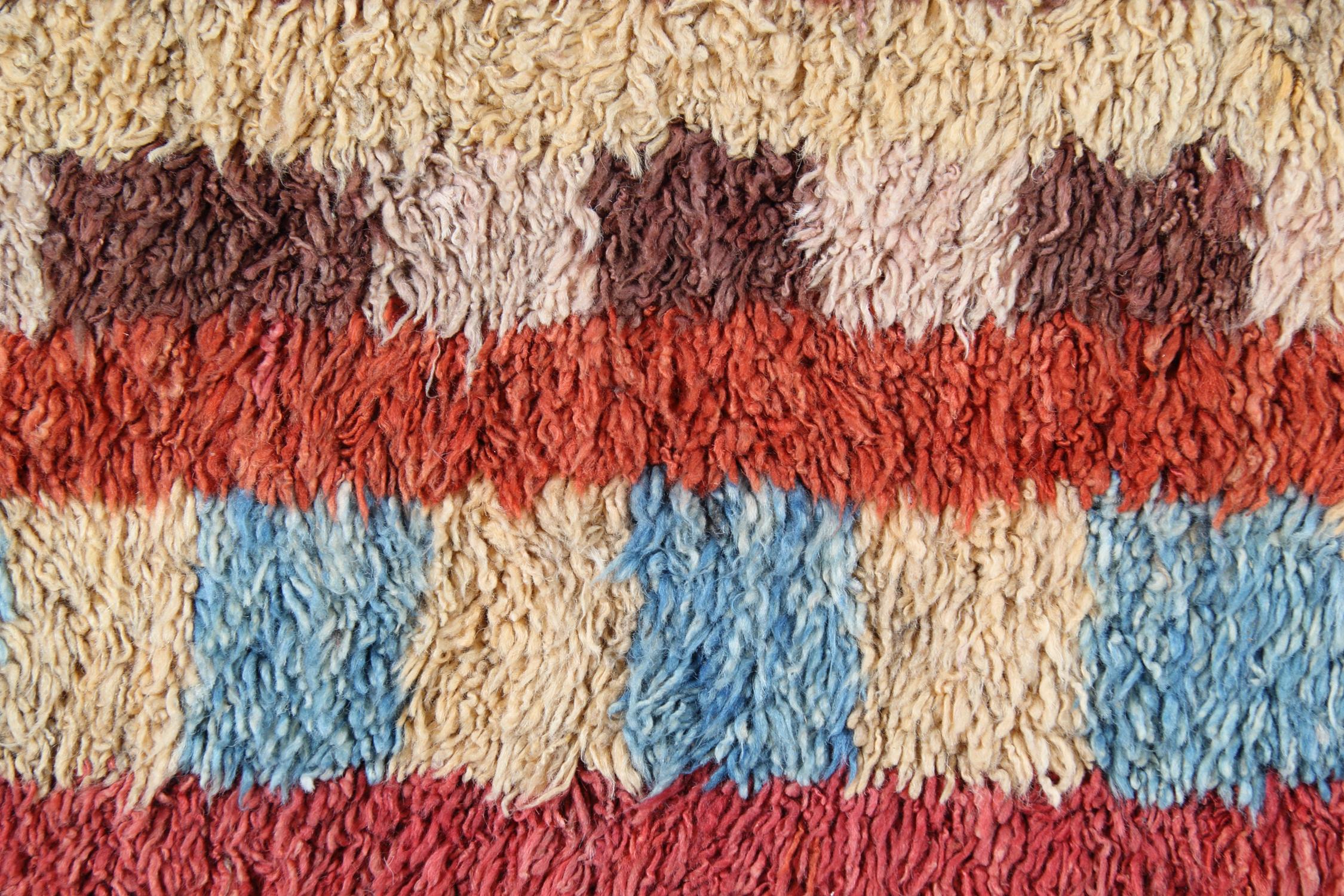 Handgefertigte Teppiche Marokkanische Teppiche:: Shag Teppiche:: Rosa und Rote Primitive Teppiche zum Verkauf (Handgeknüpft) im Angebot