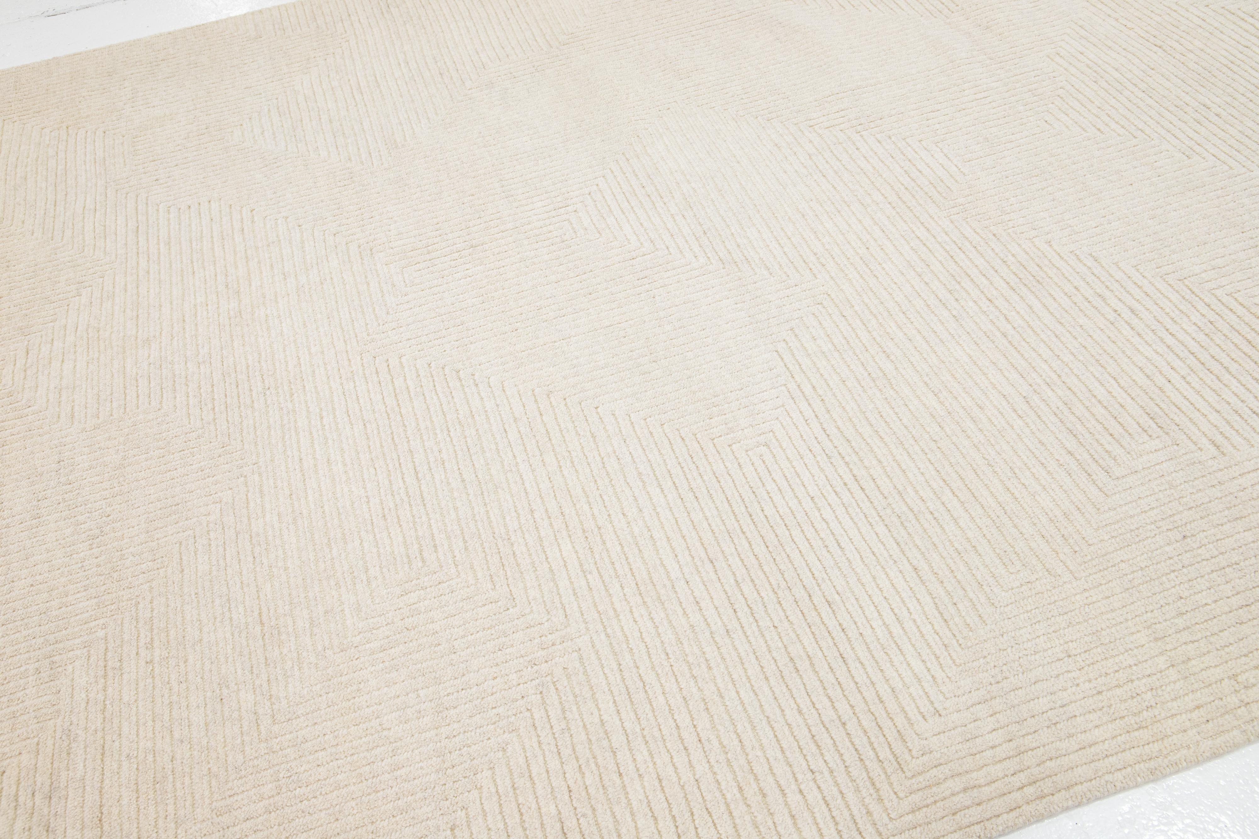 Handgefertigter beigefarbener Wollteppich im marokkanischen Stil mit minimalistischem Design (Organische Moderne) im Angebot