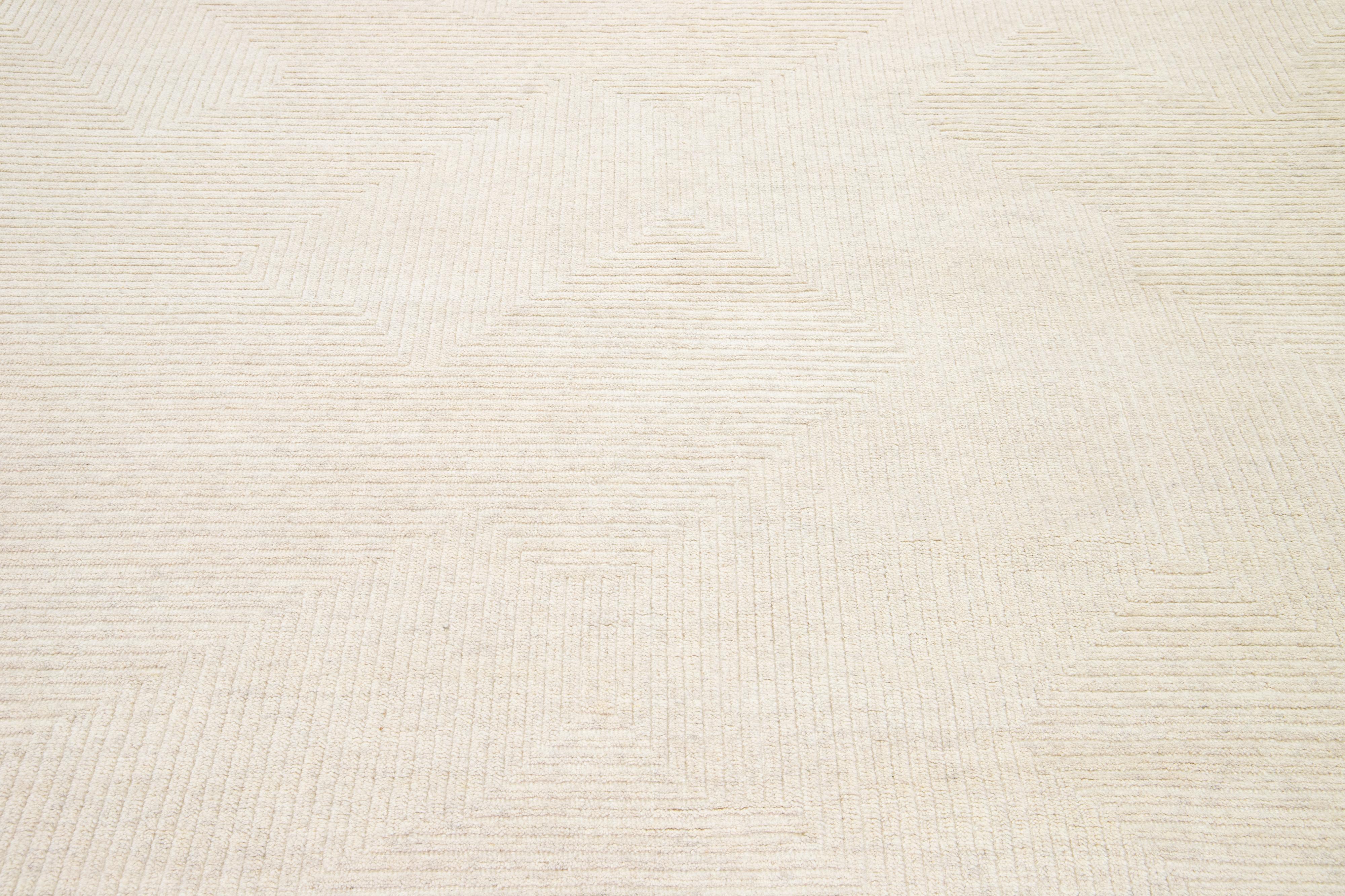 Handgefertigter beigefarbener Wollteppich im marokkanischen Stil mit minimalistischem Design im Zustand „Neu“ im Angebot in Norwalk, CT