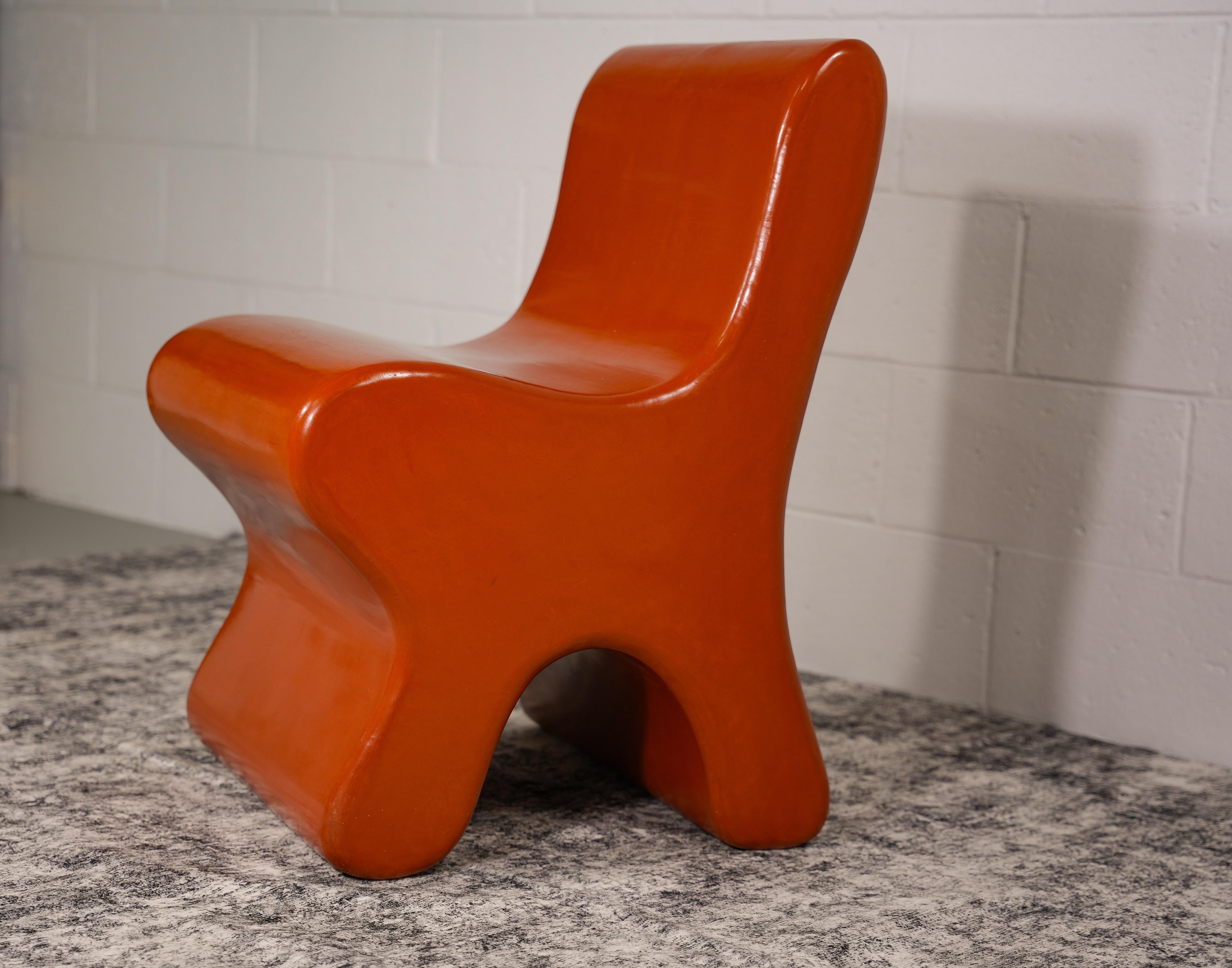Silla marroquí de yeso tadelakt hecha a mano con acabado rojo Minimalista en venta