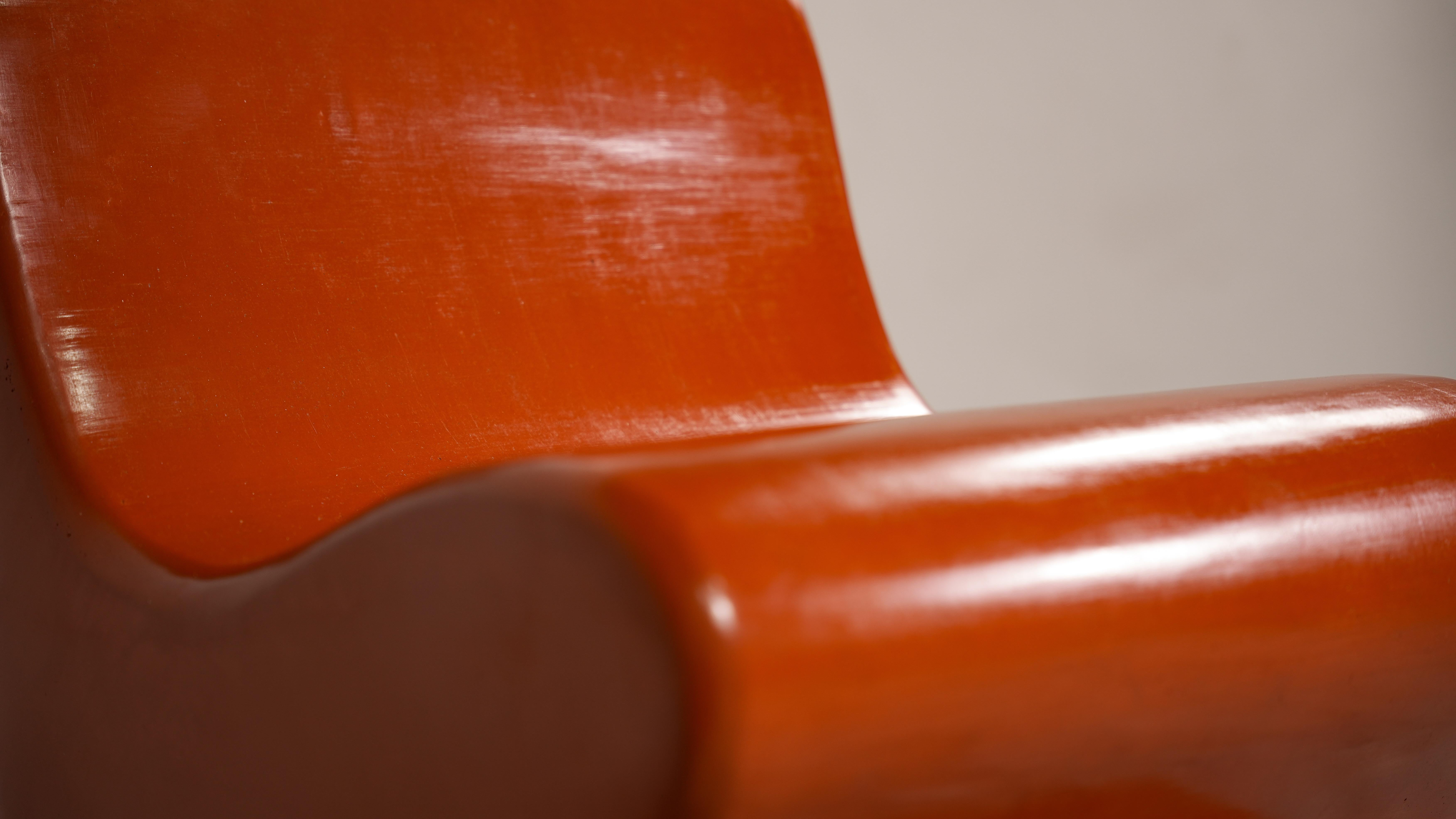 Silla marroquí de yeso tadelakt hecha a mano con acabado rojo Estadounidense en venta