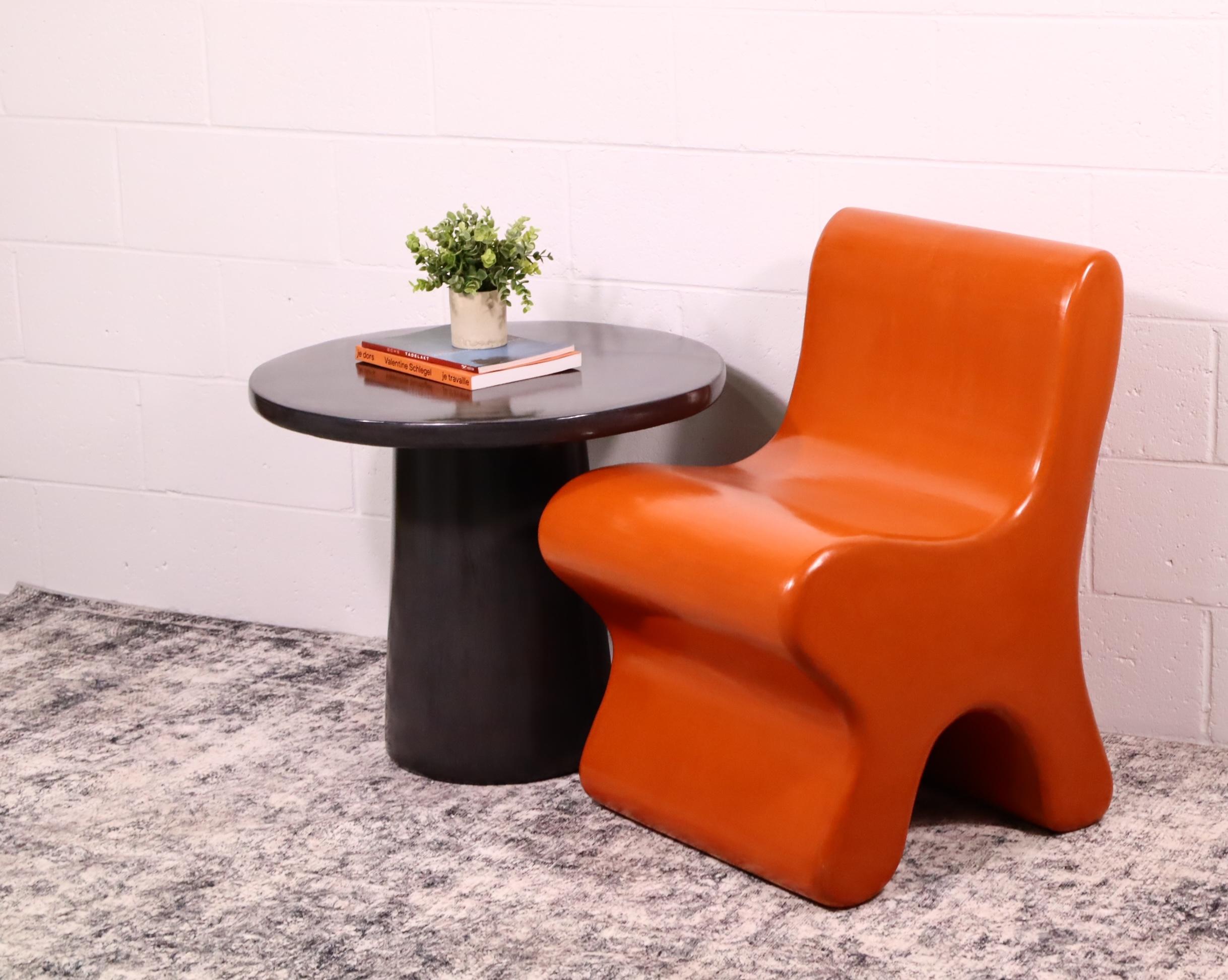 Silla marroquí de yeso tadelakt hecha a mano con acabado rojo Tallado a mano en venta