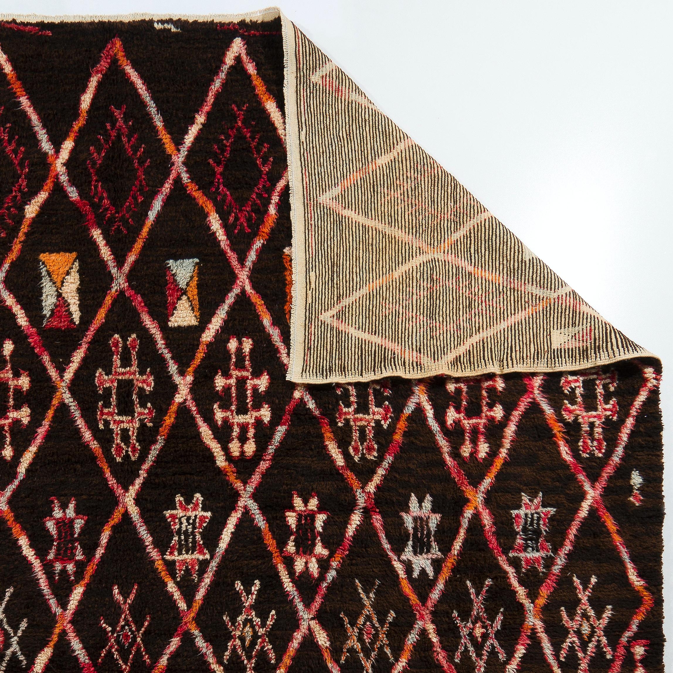 Un tapis contemporain au design marocain, fait à la main, avec des poils doux en laine moyenne, en laine d'agneau teintée naturellement et filée à la main. 
Disponible sur commande dans toutes les tailles, tous les motifs et toutes les combinaisons