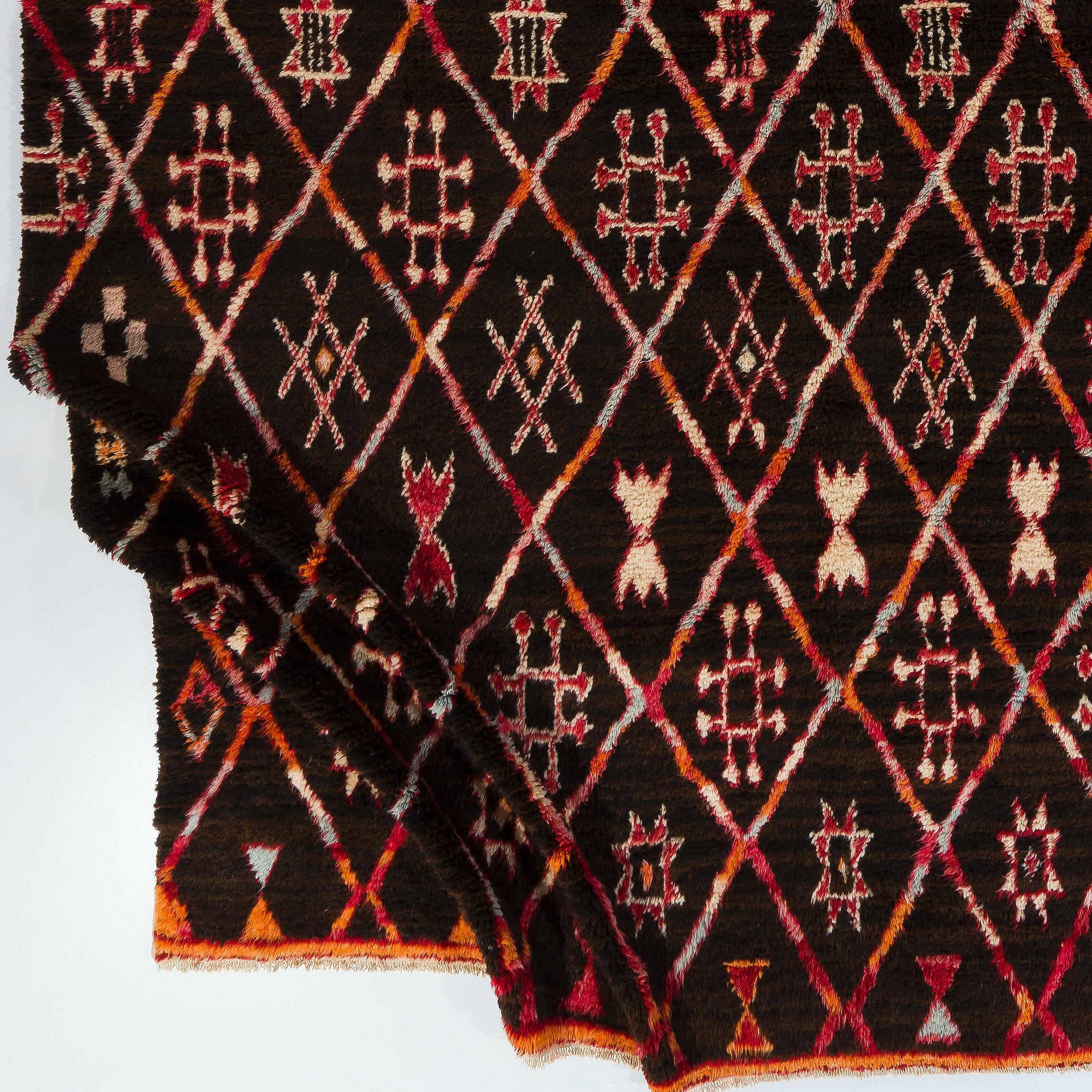 Moderne Tapis tulu marocain fait main en Brown et Red, 100% laine, options personnalisées disponibles en vente
