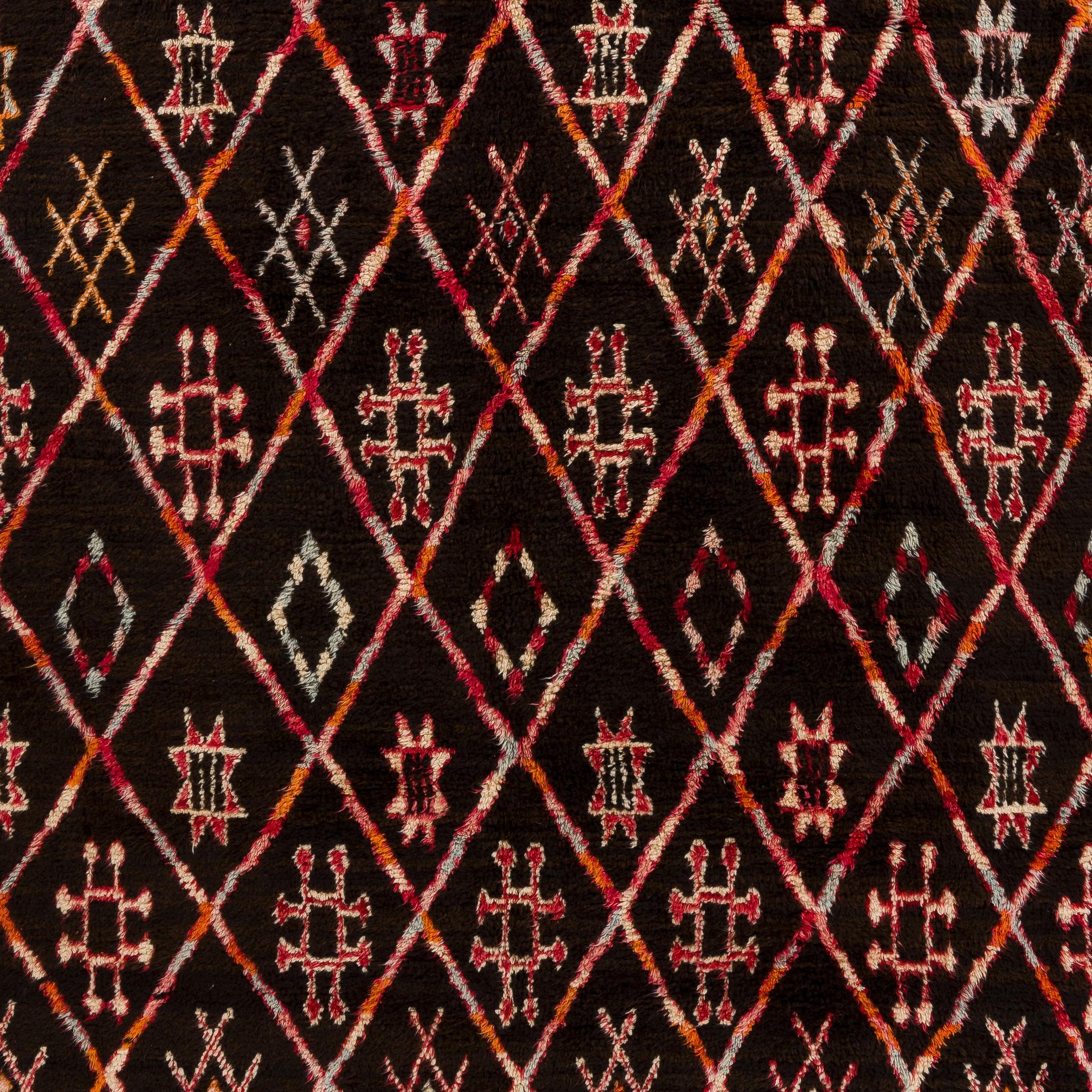 Handgefertigter marokkanischer Tulu-Teppich in Brown und Rot, 100% Wolle, kundenspezifische Optionen verfügbar (Handgeknüpft) im Angebot