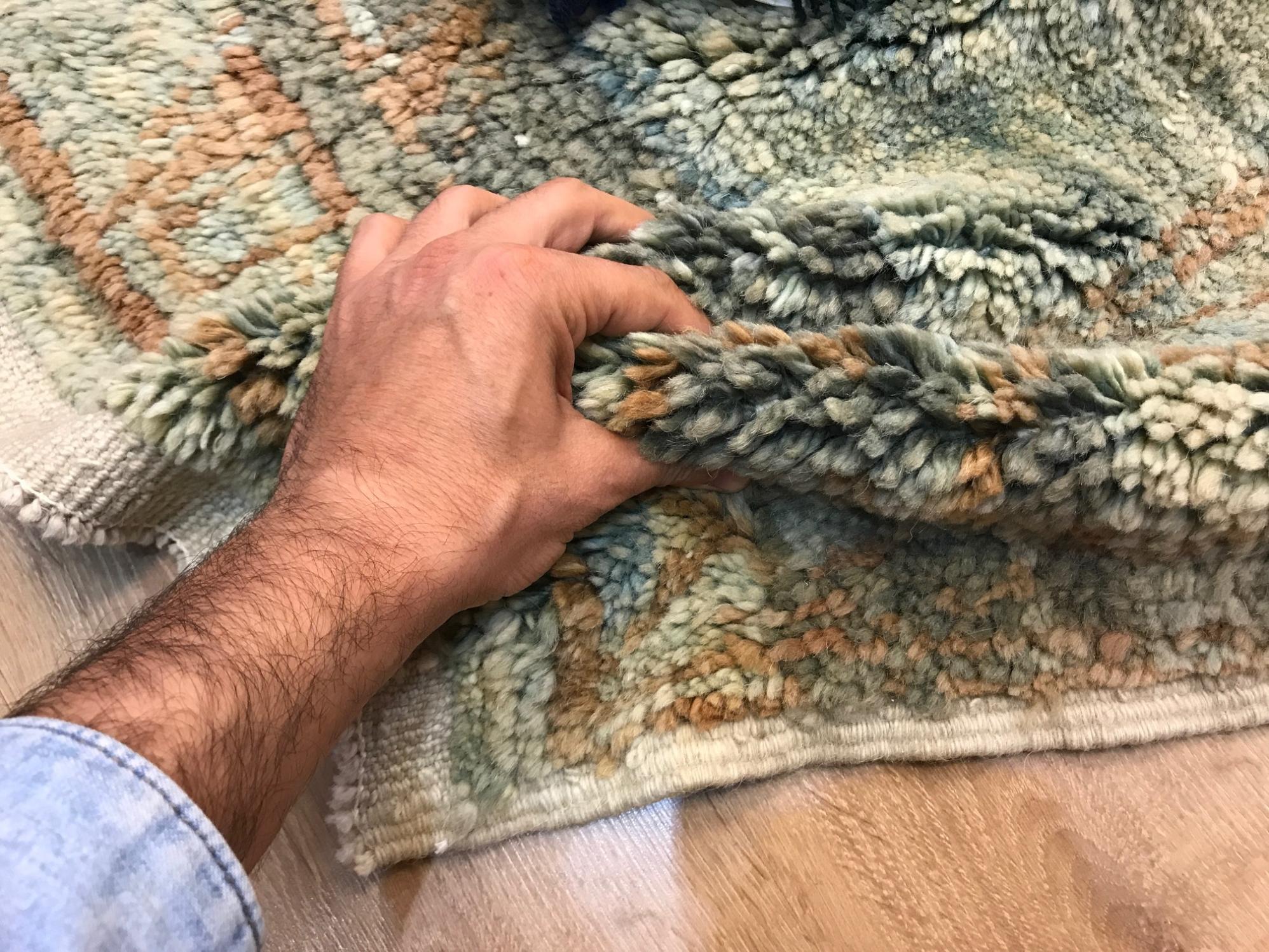 Alfombra marroquí de lana hecha a mano en suave azul verde y óxido, opciones personalizadas disponibles en venta 2