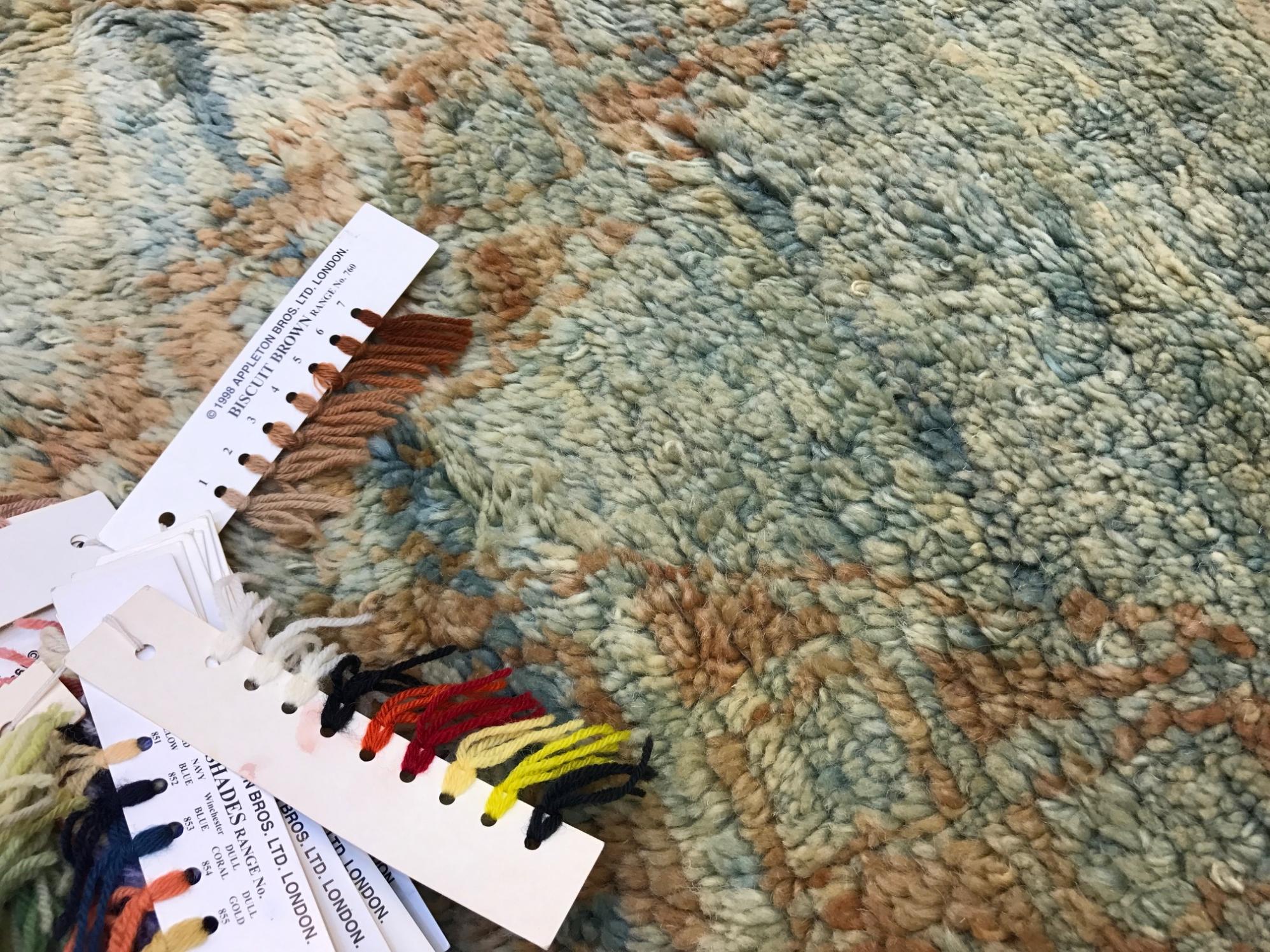 Alfombra marroquí de lana hecha a mano en suave azul verde y óxido, opciones personalizadas disponibles en venta 5