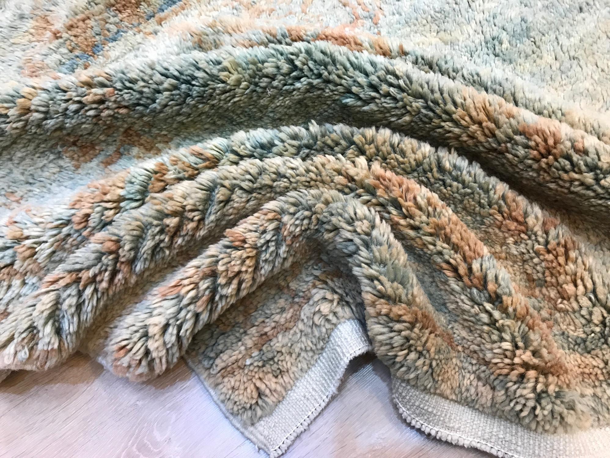 Alfombra marroquí de lana hecha a mano en suave azul verde y óxido, opciones personalizadas disponibles en venta 6