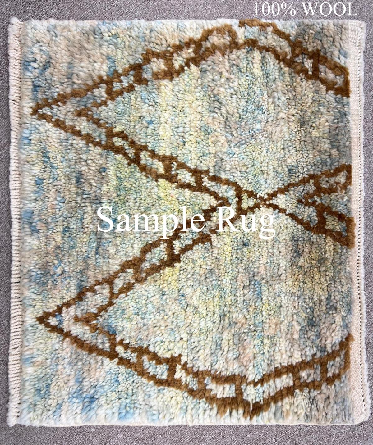 Alfombra marroquí de lana hecha a mano en suave azul verde y óxido, opciones personalizadas disponibles en venta 8