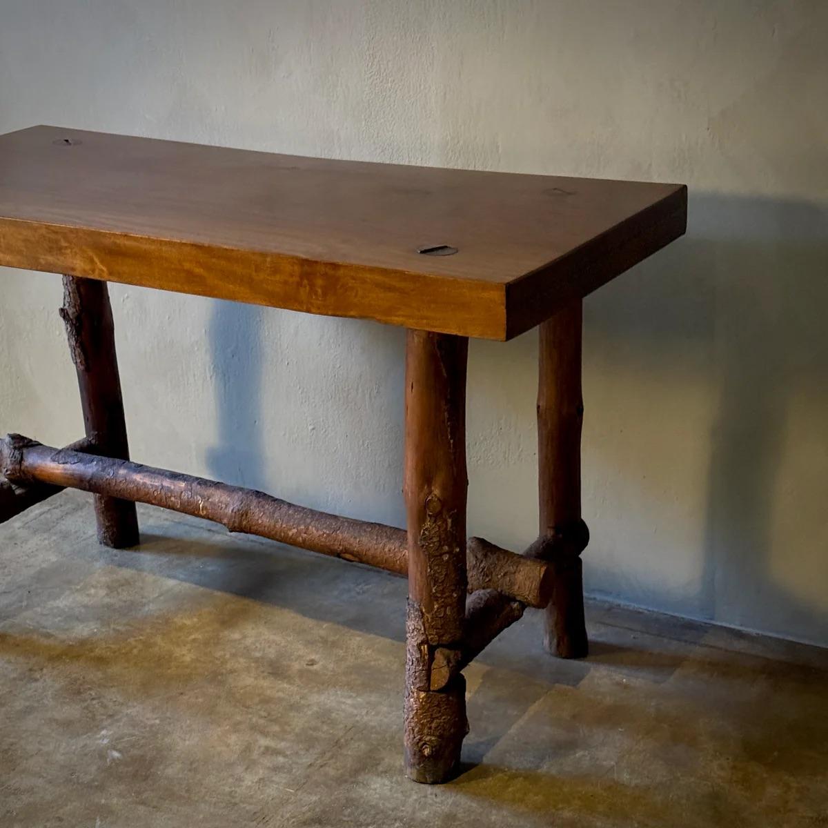 Handgefertigter Berg Stück Tisch (Französisch) im Angebot