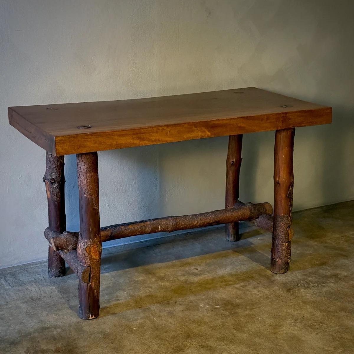 Handgefertigter Berg Stück Tisch im Zustand „Gut“ im Angebot in Los Angeles, CA